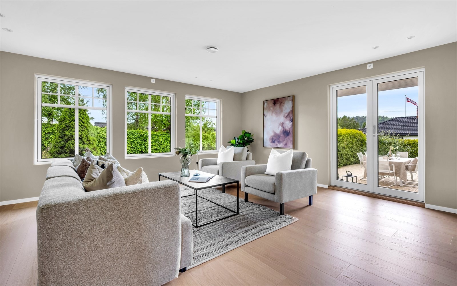 Det er utgang fra stuen til terrassen. Galleribilde