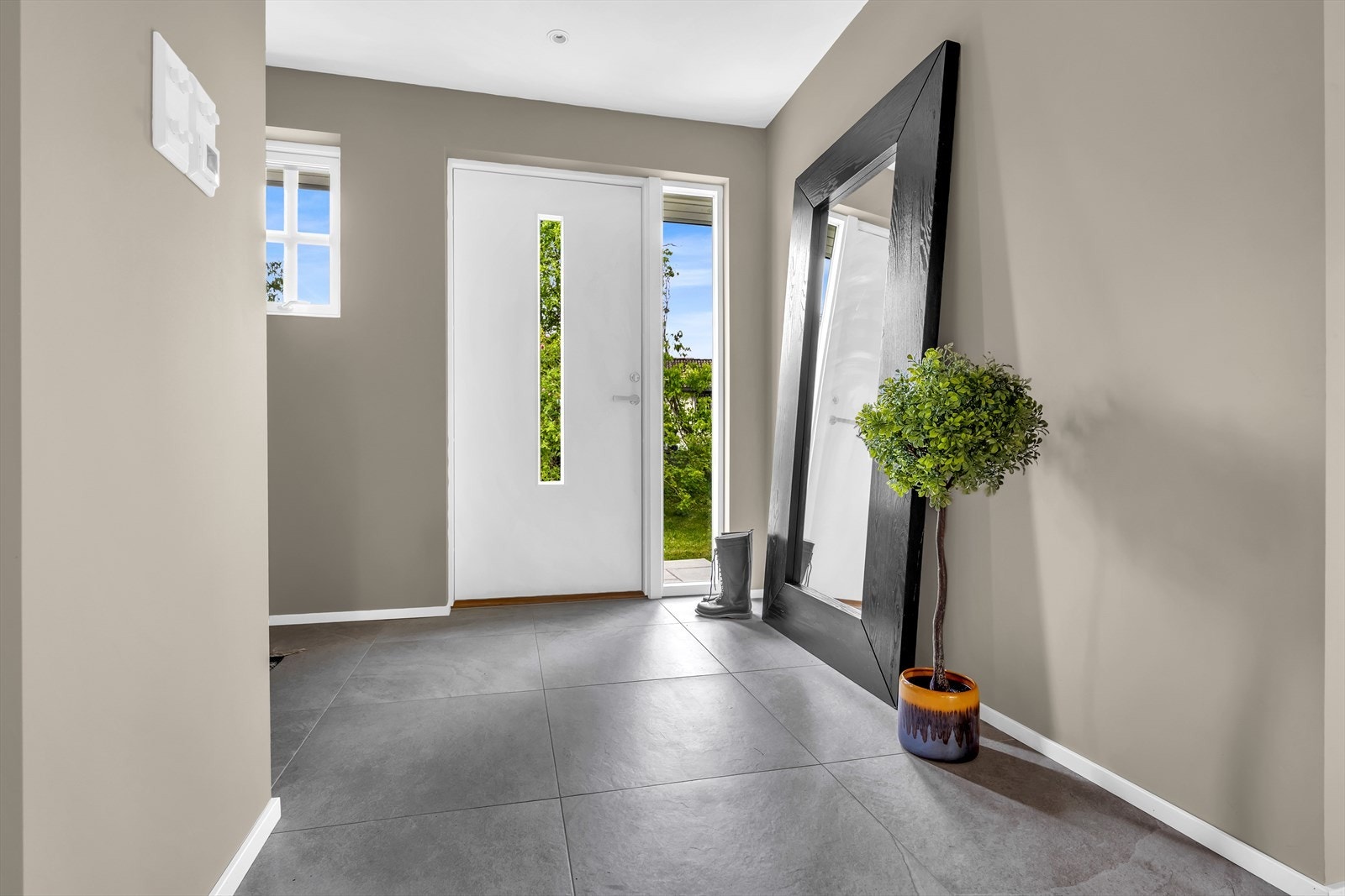 I entre er det store 60x60 fliser og gulvvarme Galleribilde