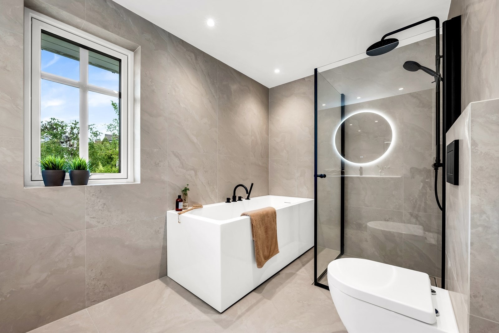 Bad/WC 1. etg er lekkert og smakfullt med 60x60 cm fliser på gulv og vegger Galleribilde