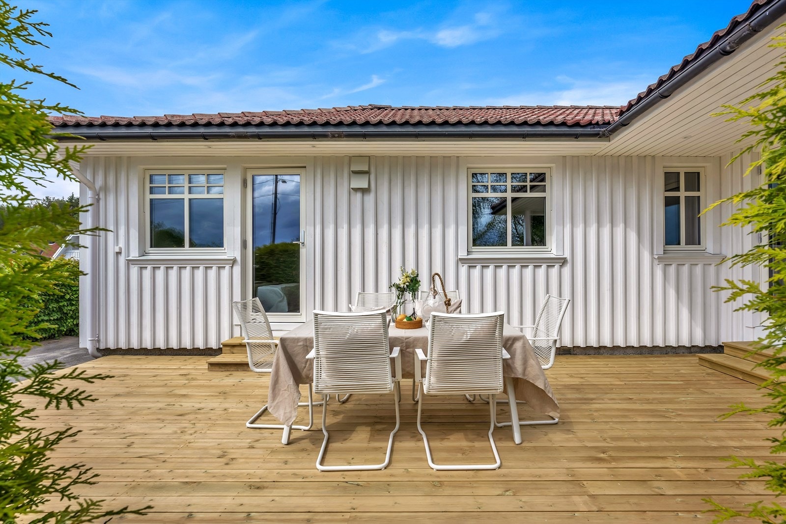 Stor terrasse på ca 36 kvm med utgang fra stuen og fra det største soverommet Galleribilde