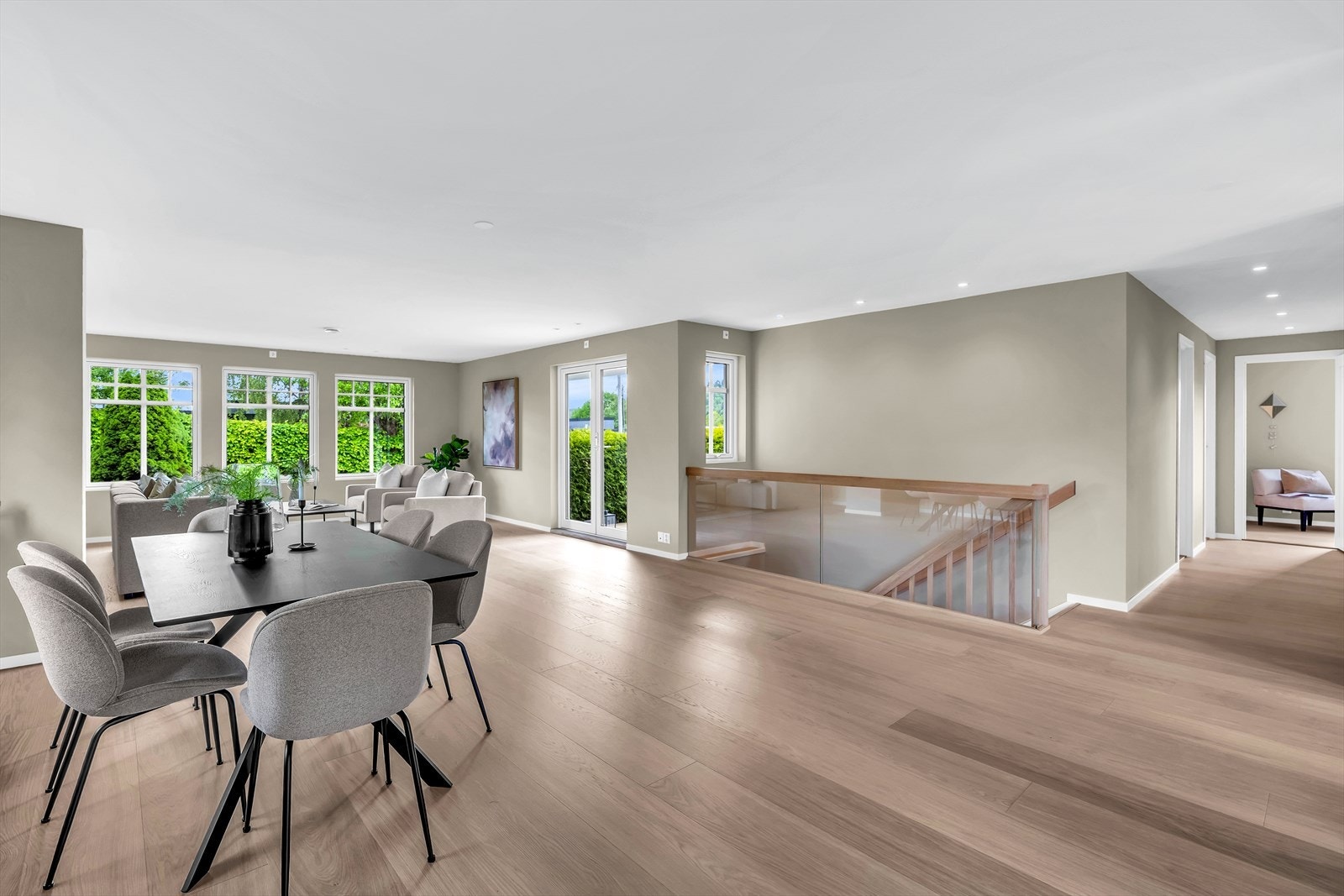 Stuen gir sammen med det åpne kjøkkenet et stort og flott areal til daglig opphold for hele familien Galleribilde