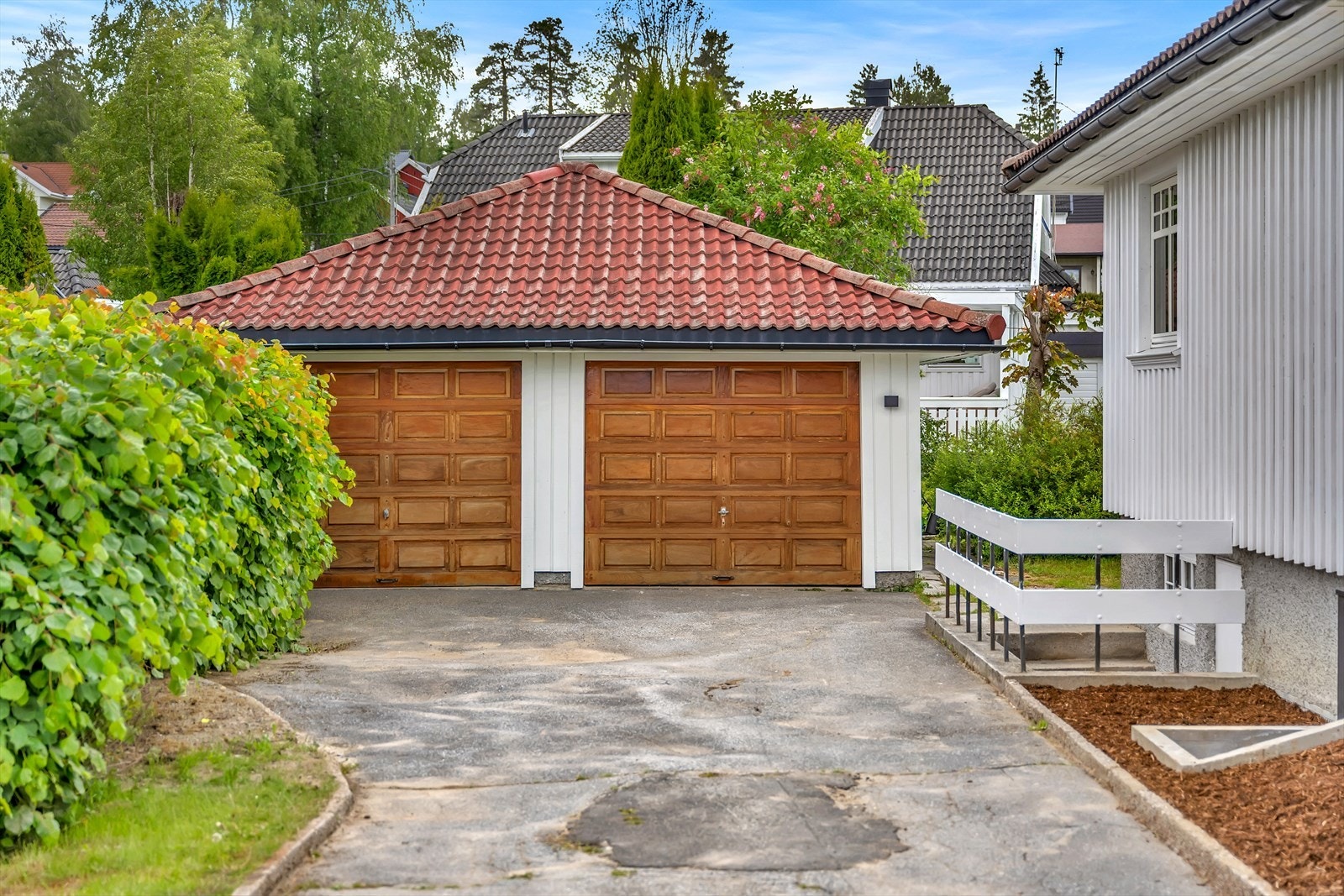 Frittliggende dobbeltgarasje med god plass til to biler og et verksted/lagringsrom i bakkant Galleribilde