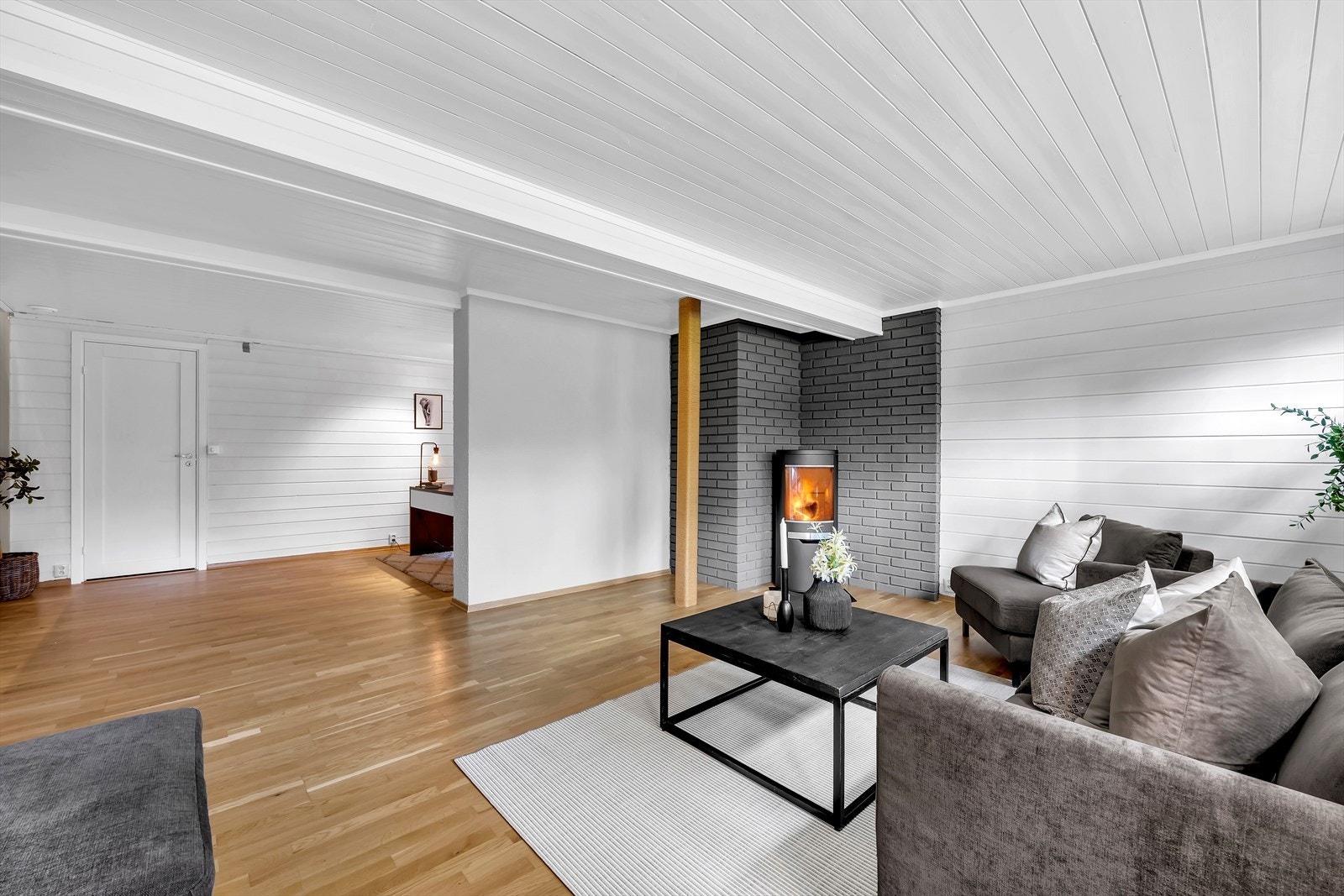 Innredet kjellerrom/peisestue Galleribilde