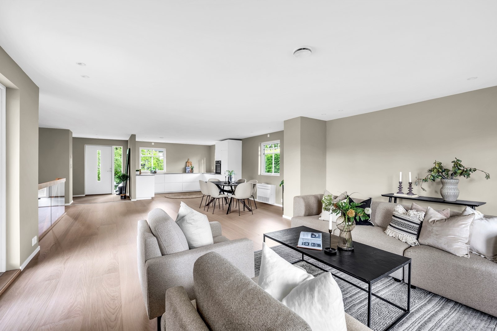 Nydelige brede en-stavs parkettgulv i 1 etasje med unntak av entre og baderom som har fliser Galleribilde