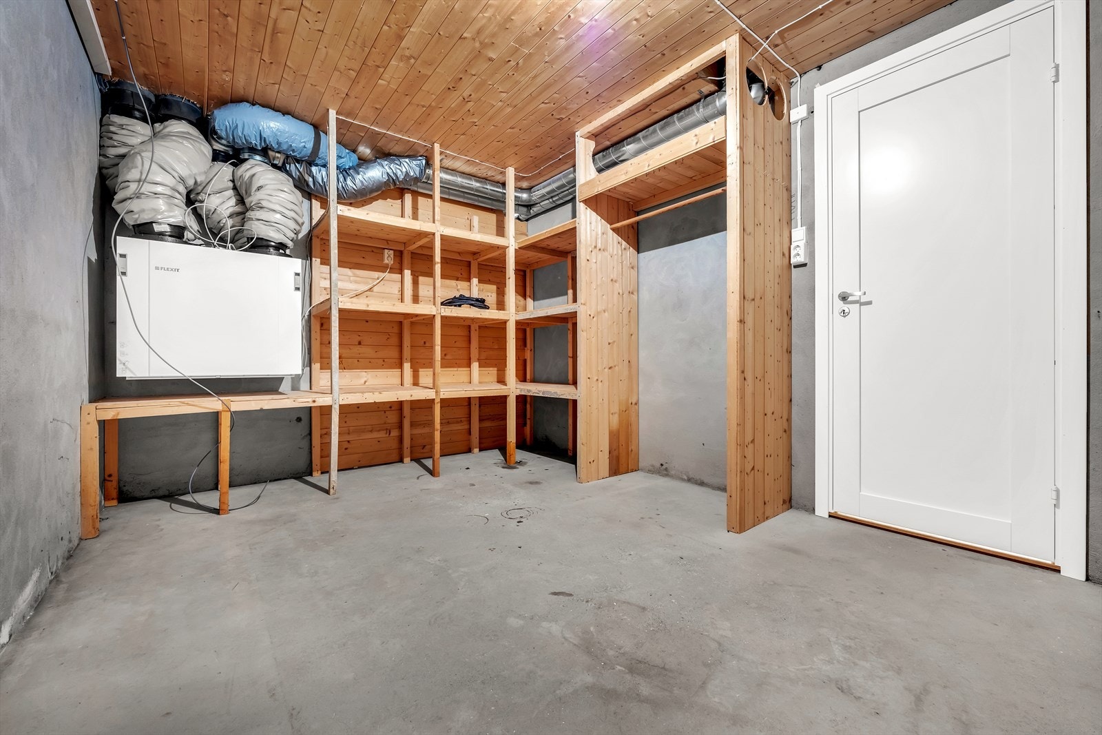 Det er gjennomgående god lagringsplass i underetasjen - her er det montert balansert ventilasjonsanlegg for huset Galleribilde