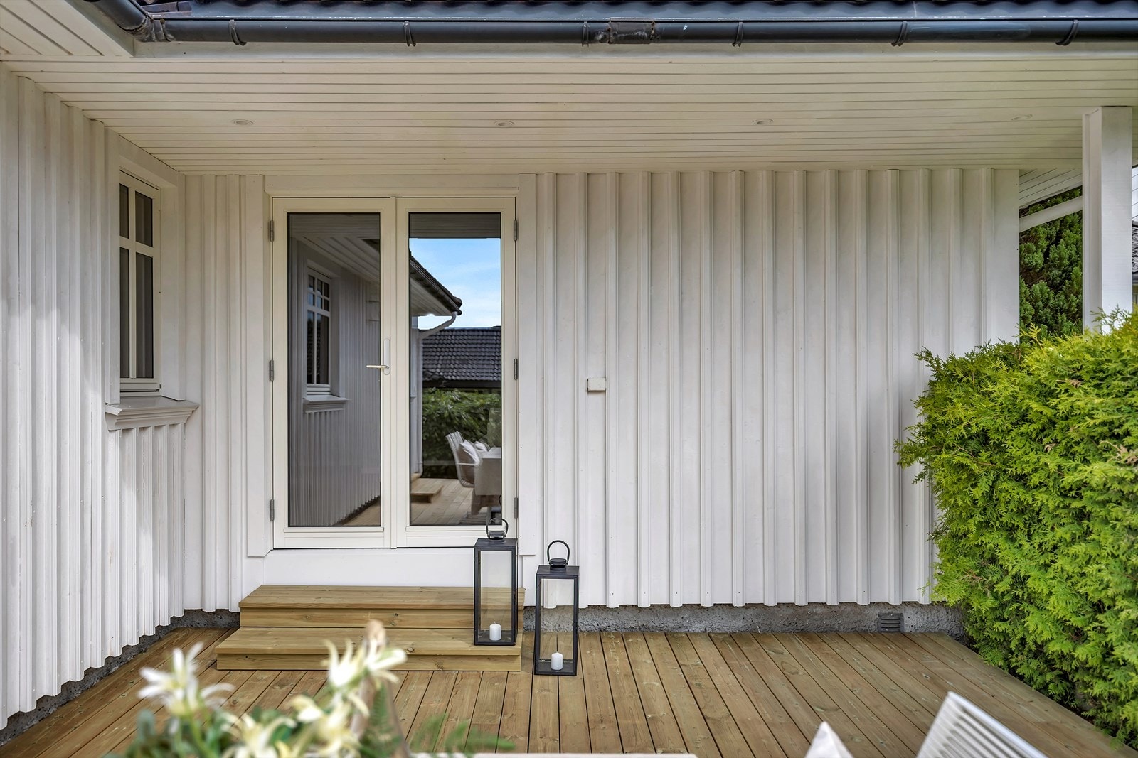 Det er montert LED-belysning i gesimser over terrassen Galleribilde