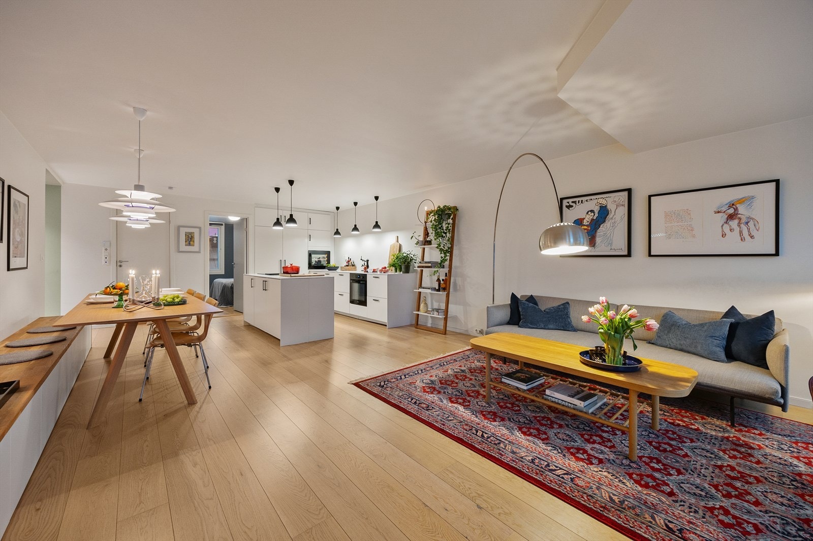 Leiligheten ble oppgradert i 2020 med nye bad, kjøkken og overflater. Galleribilde