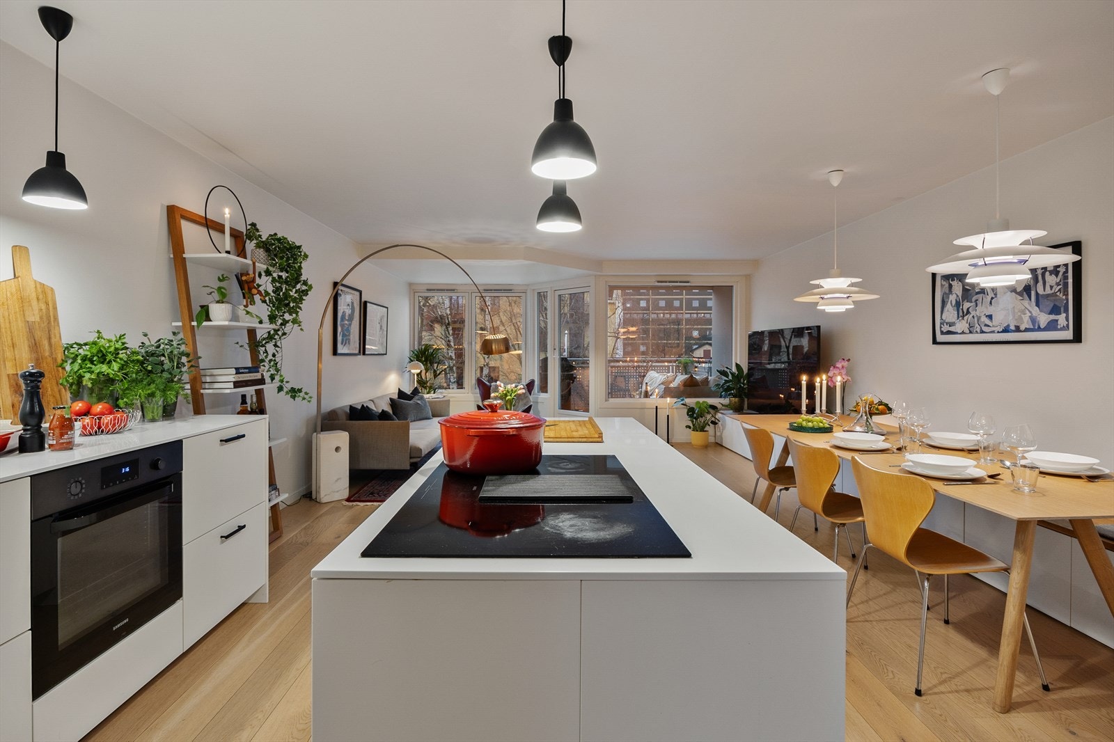 Den sentralt plasserte kjøkkenøya har integrert platetopp og fungerer som et sosialt midtpunkt. Galleribilde