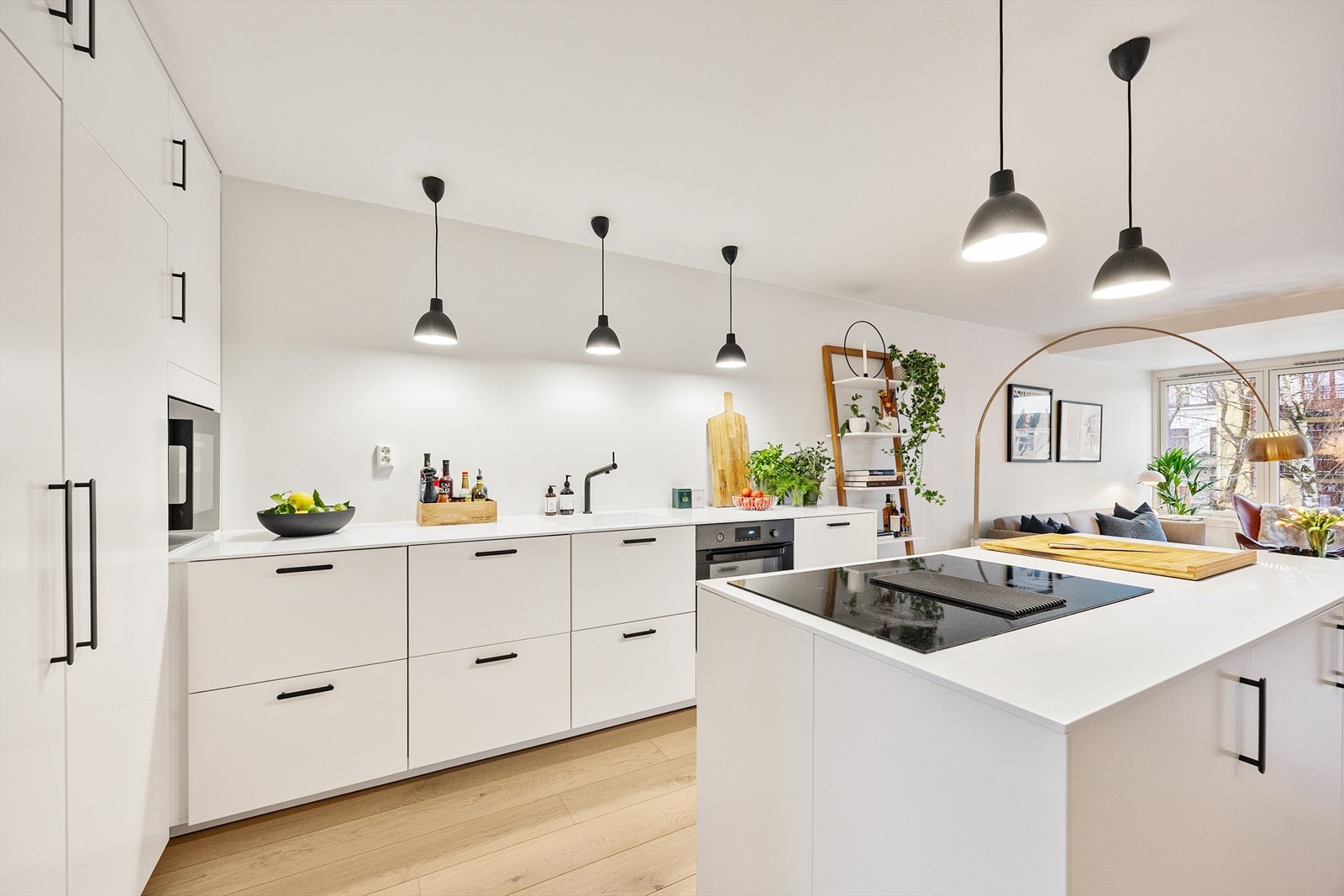 Detaljer som det integrerte vinskapet komplementerer det velutstyrte kjøkkenet. Galleribilde