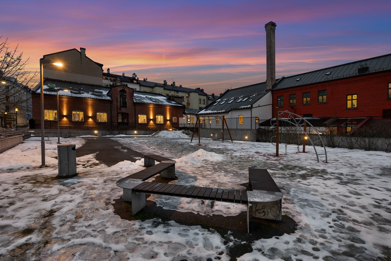 I nærområdet finner du populære Teaterplassen med kaffebarer og restauranter. Galleribilde