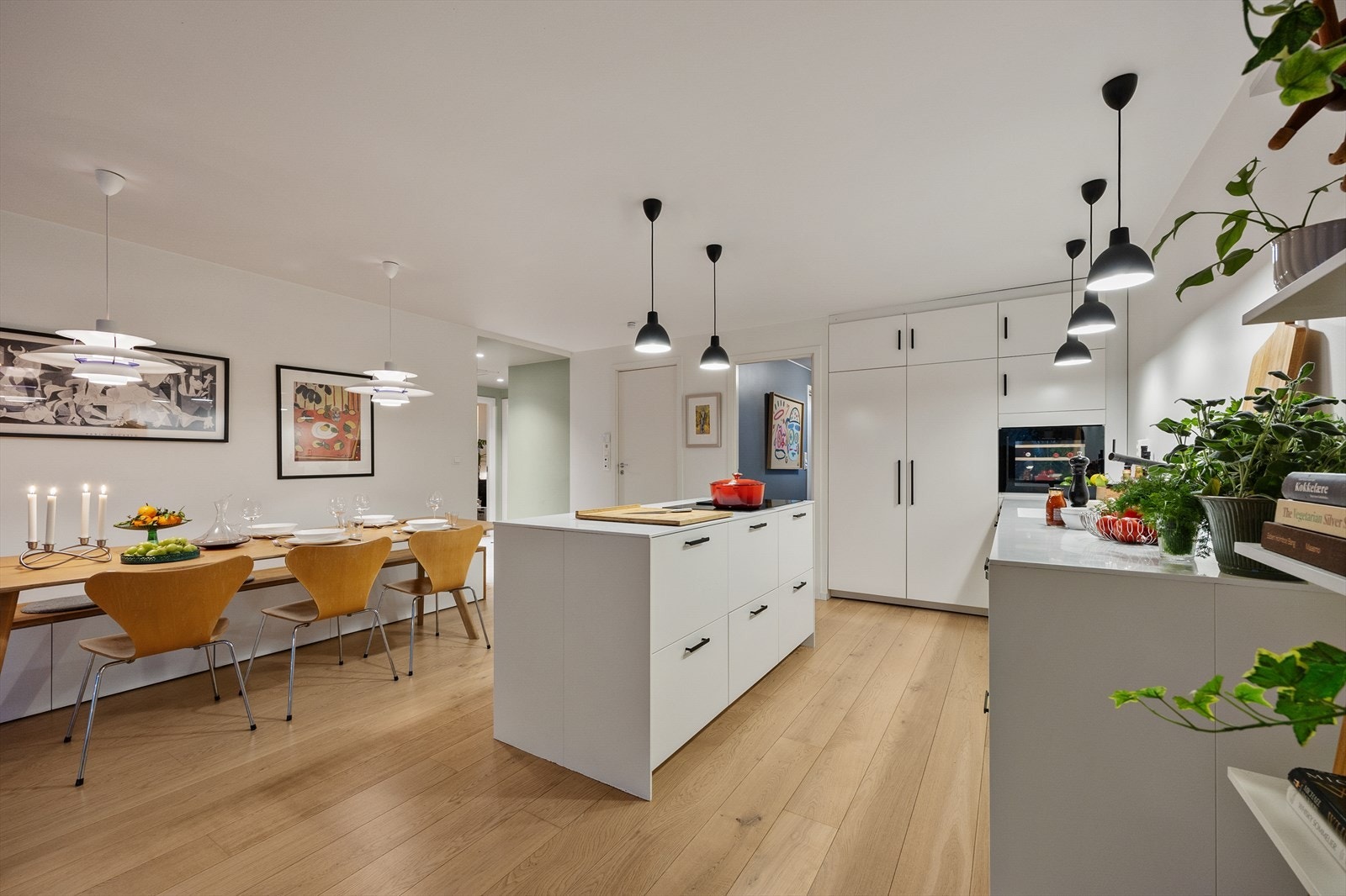 Kjøkkenet er fullt utstyrt med integrerte hvitevarer, inkludert komfyr, kjøl/frys og oppvaskmaskin. Galleribilde