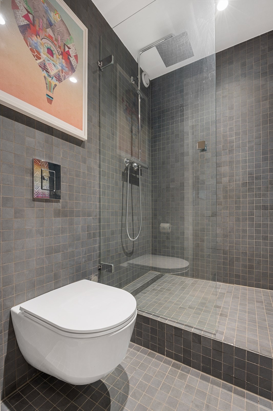 Dette badet er utstyrt med vegghengt toalett og har i likhet med hovedbadet varmekabler i gulvet. Galleribilde