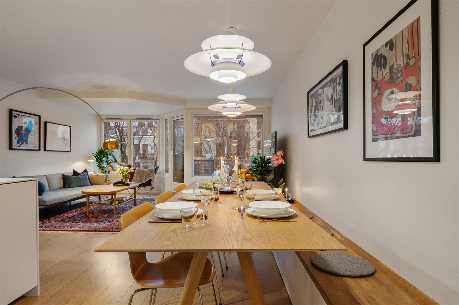 God plass til en romslig spisegruppe i tilknytning til både kjøkken og stue. Galleribilde