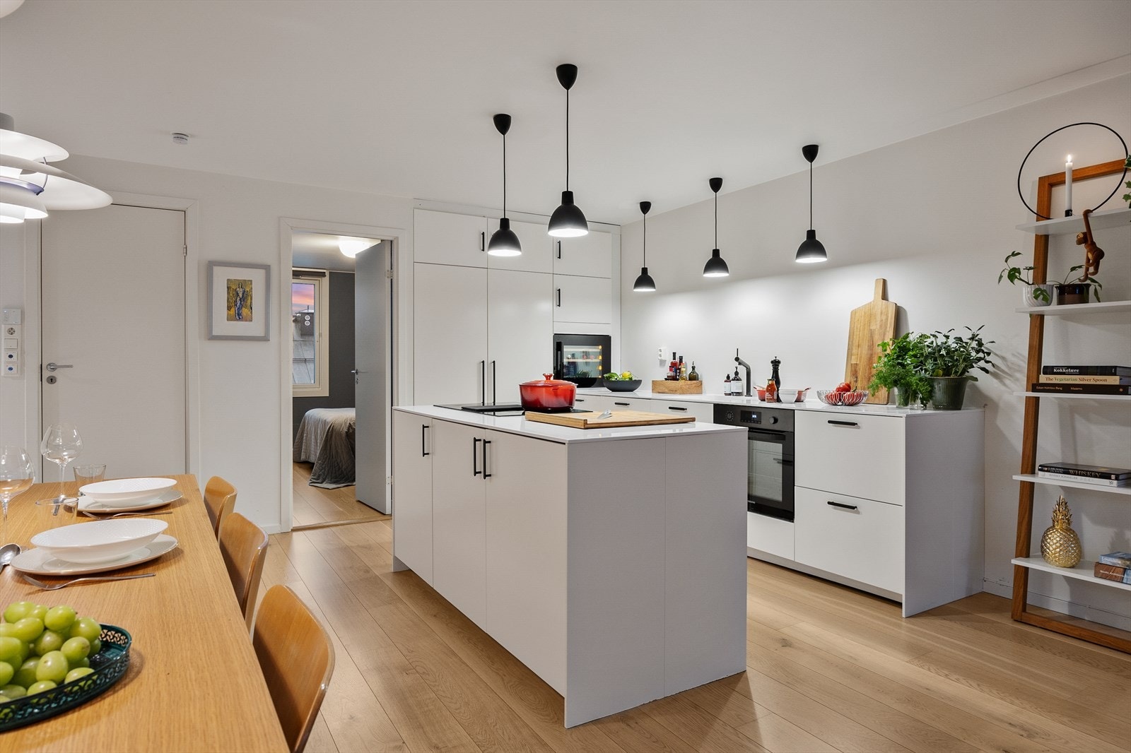 Stilren Ikea-innredning med elegante Corian benkeplater og helstøpt kum. Galleribilde