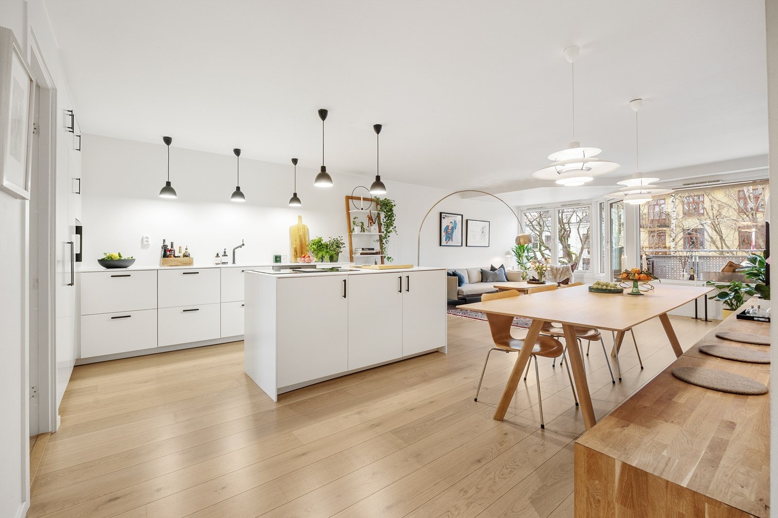 Leiligheten har en åpen kjøkken- og stueløsning som gir en god flyt mellom oppholdsrommene. Galleribilde