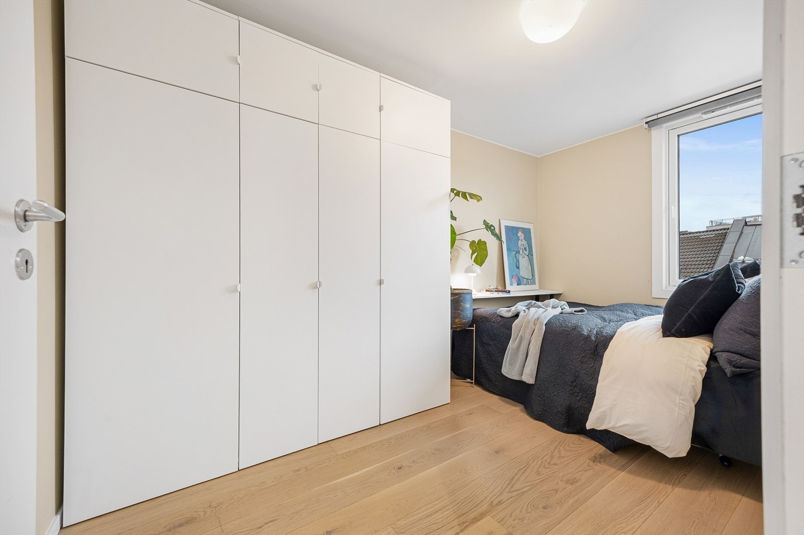 Leiligheten har totalt tre soverom, alle med overflater fornyet i 2020. Galleribilde