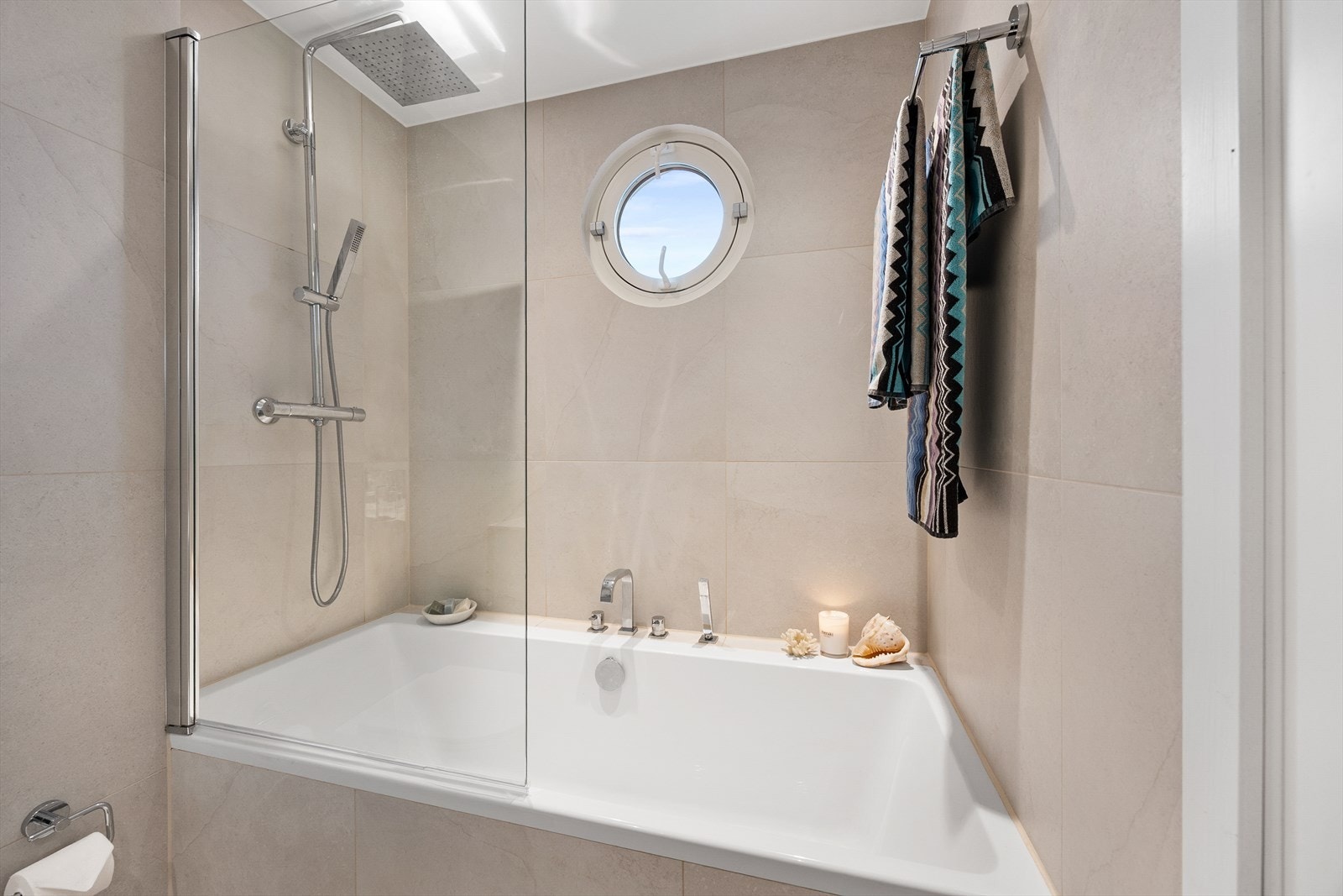 Badet har elektriske varmekabler i gulvet for ekstra komfort. Galleribilde