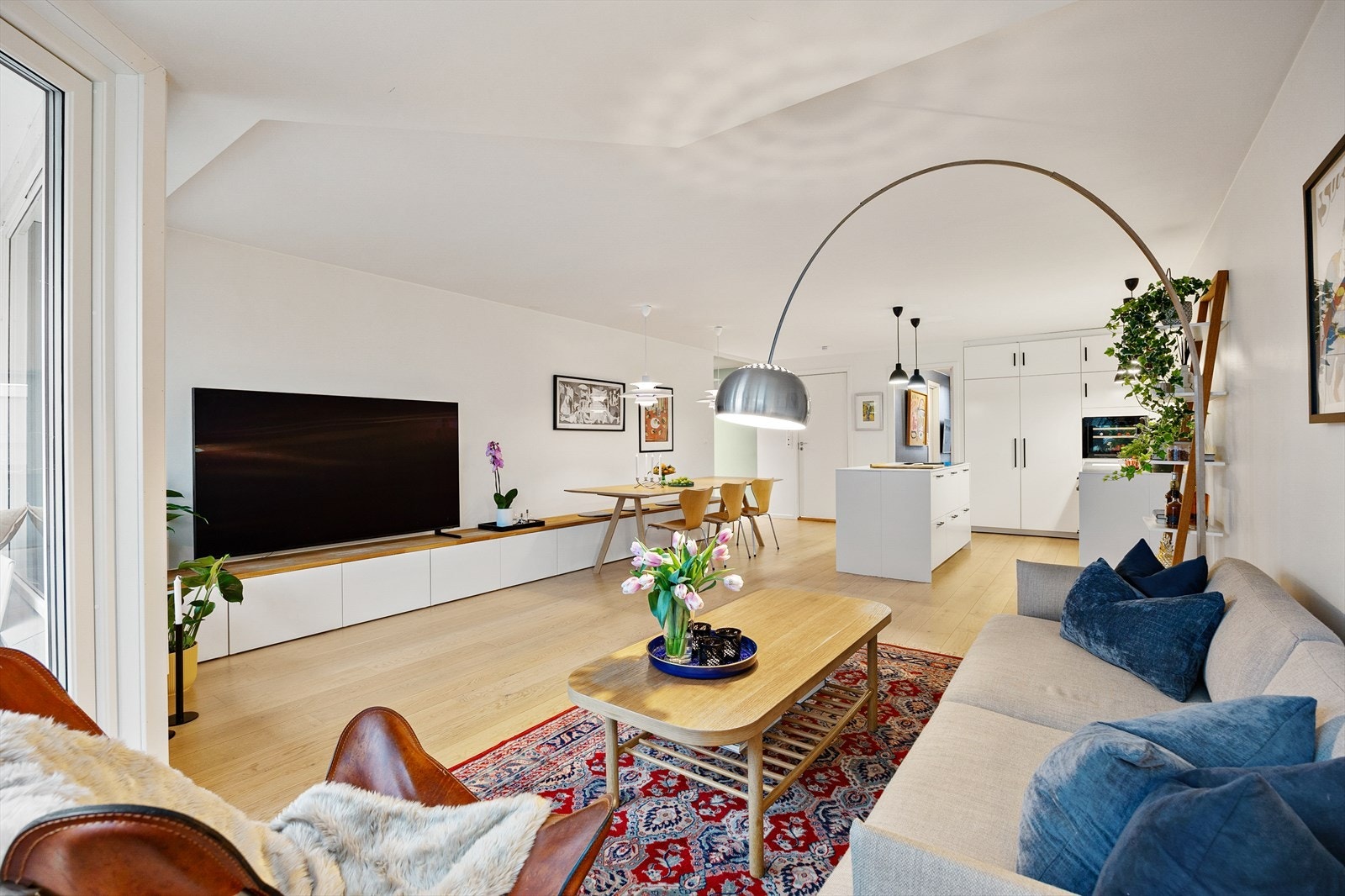 Stuen har 1-stavs parkettgulv og behagelig gulvvarme via varmefolie. Galleribilde