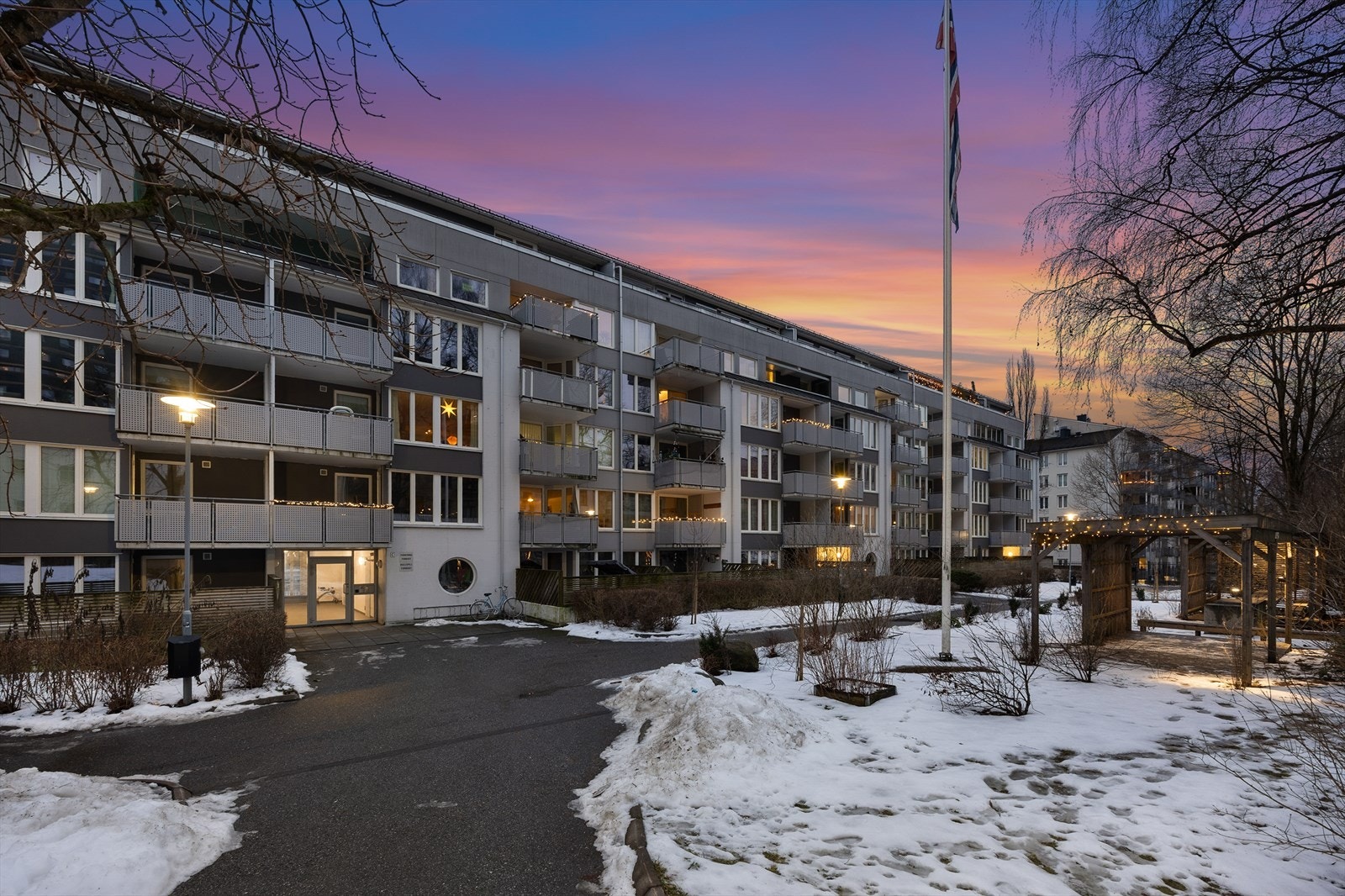 Bygget er fra 1988 og har heis for enkel adkomst til leiligheten i femte etasje. Galleribilde