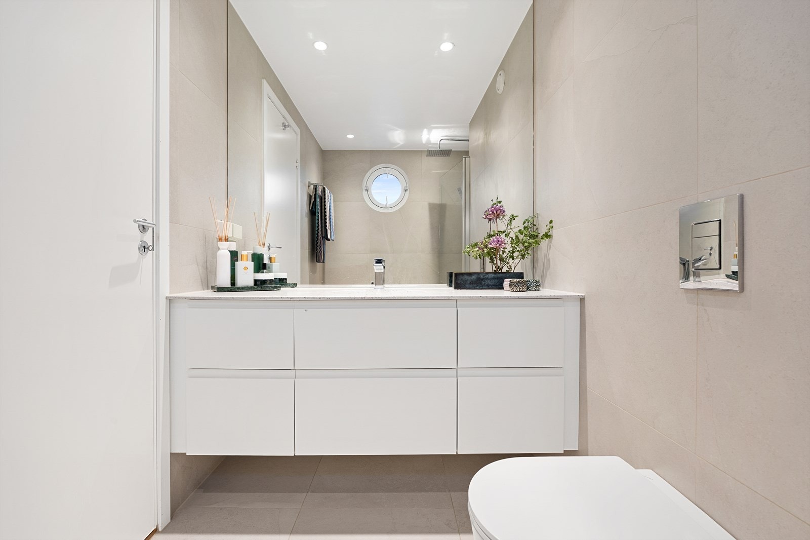 Romslig Corian servant med skuffer under og downlights i himling. Galleribilde