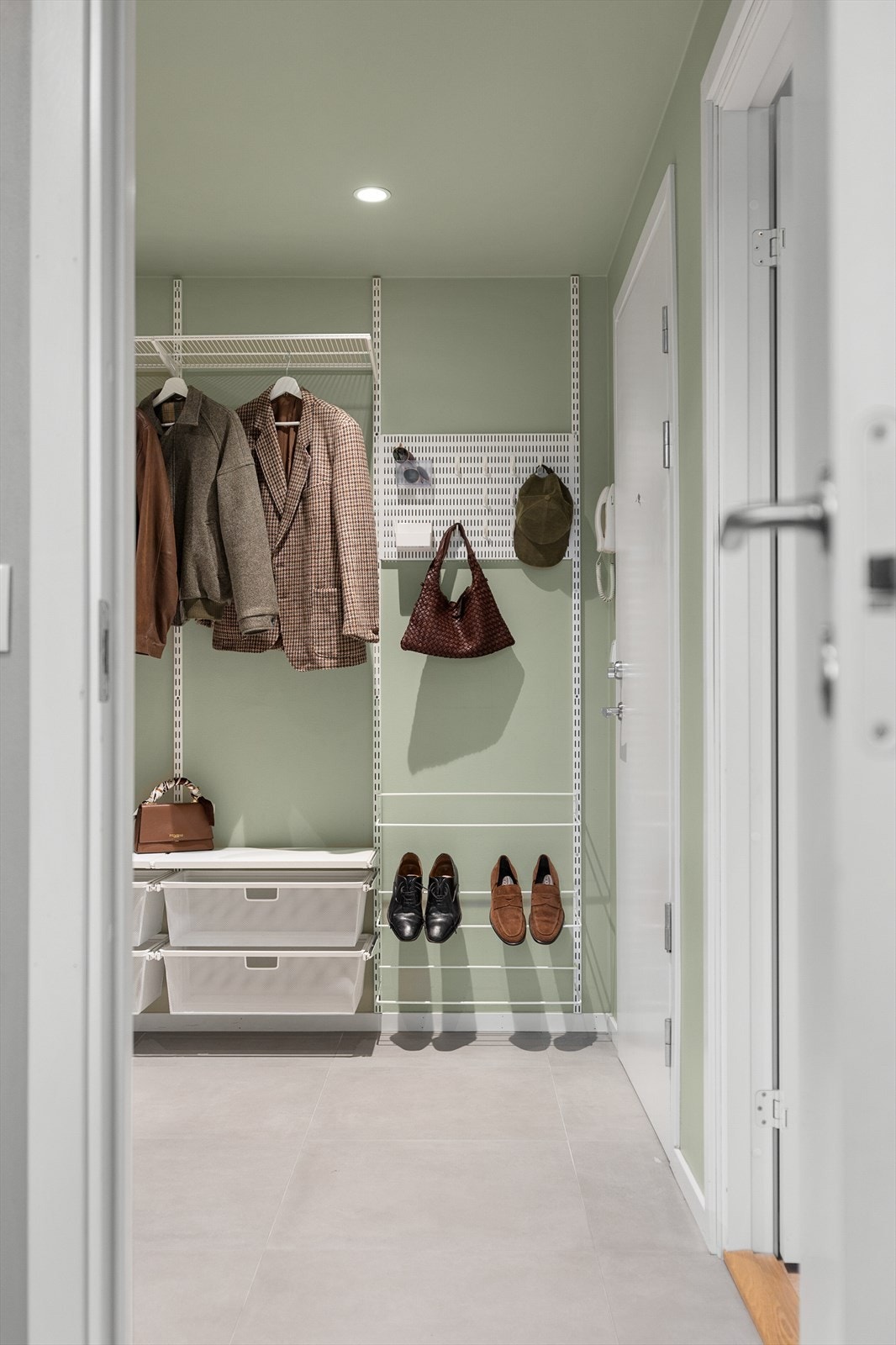 Entréen har en brann- og lydklassifisert dør fra 2019 for trygghet og komfort. Galleribilde