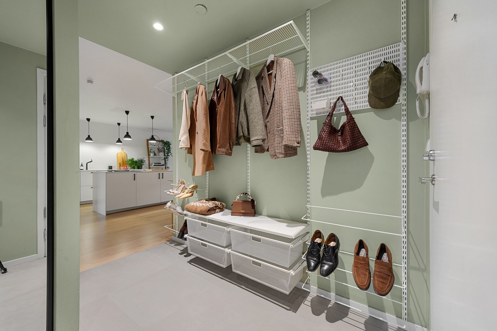 Romslig entré med moderne fliser, varmefolie og god plass til oppbevaring. Galleribilde