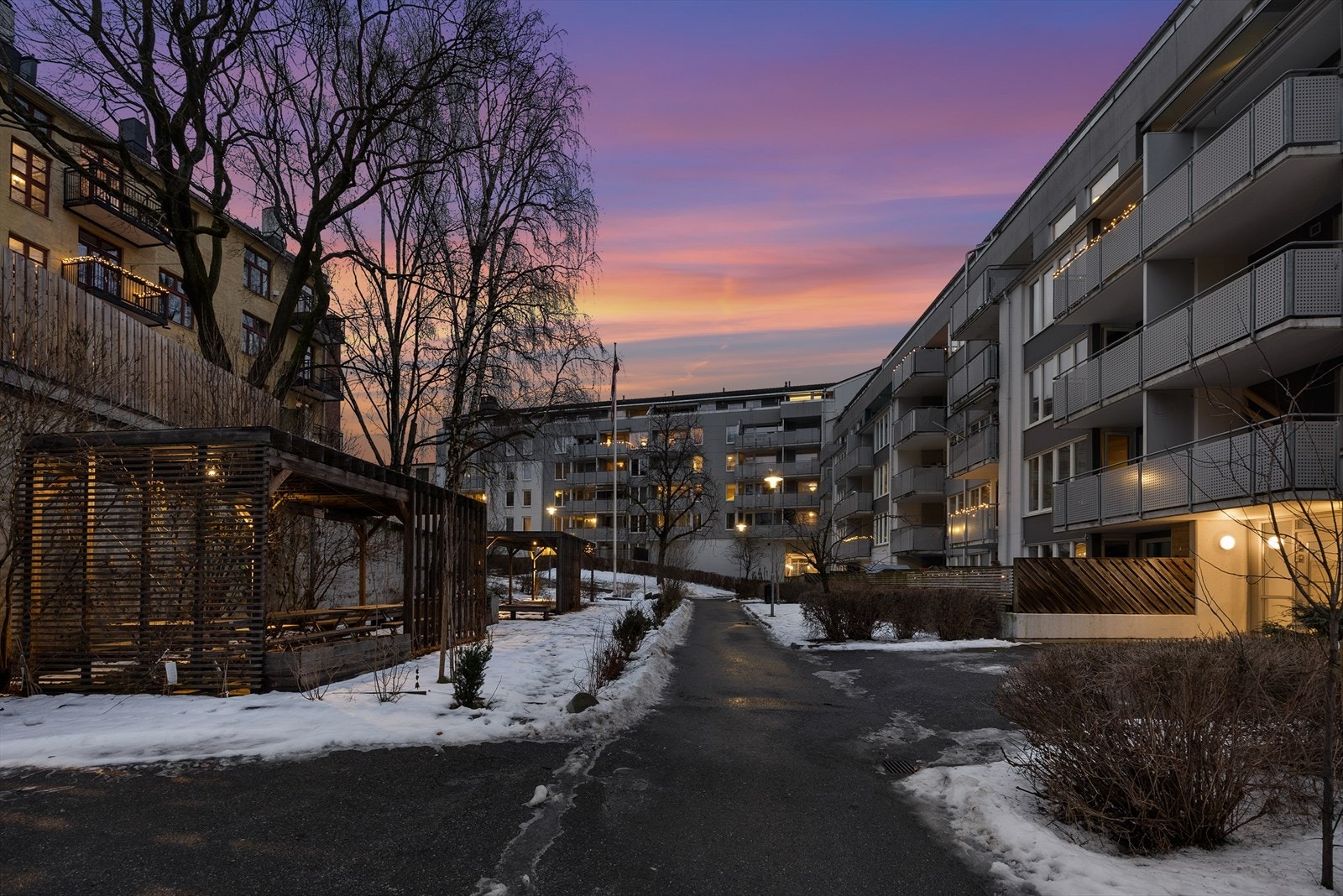 Sameiets tomt er pent opparbeidet med felles uteområder. Galleribilde