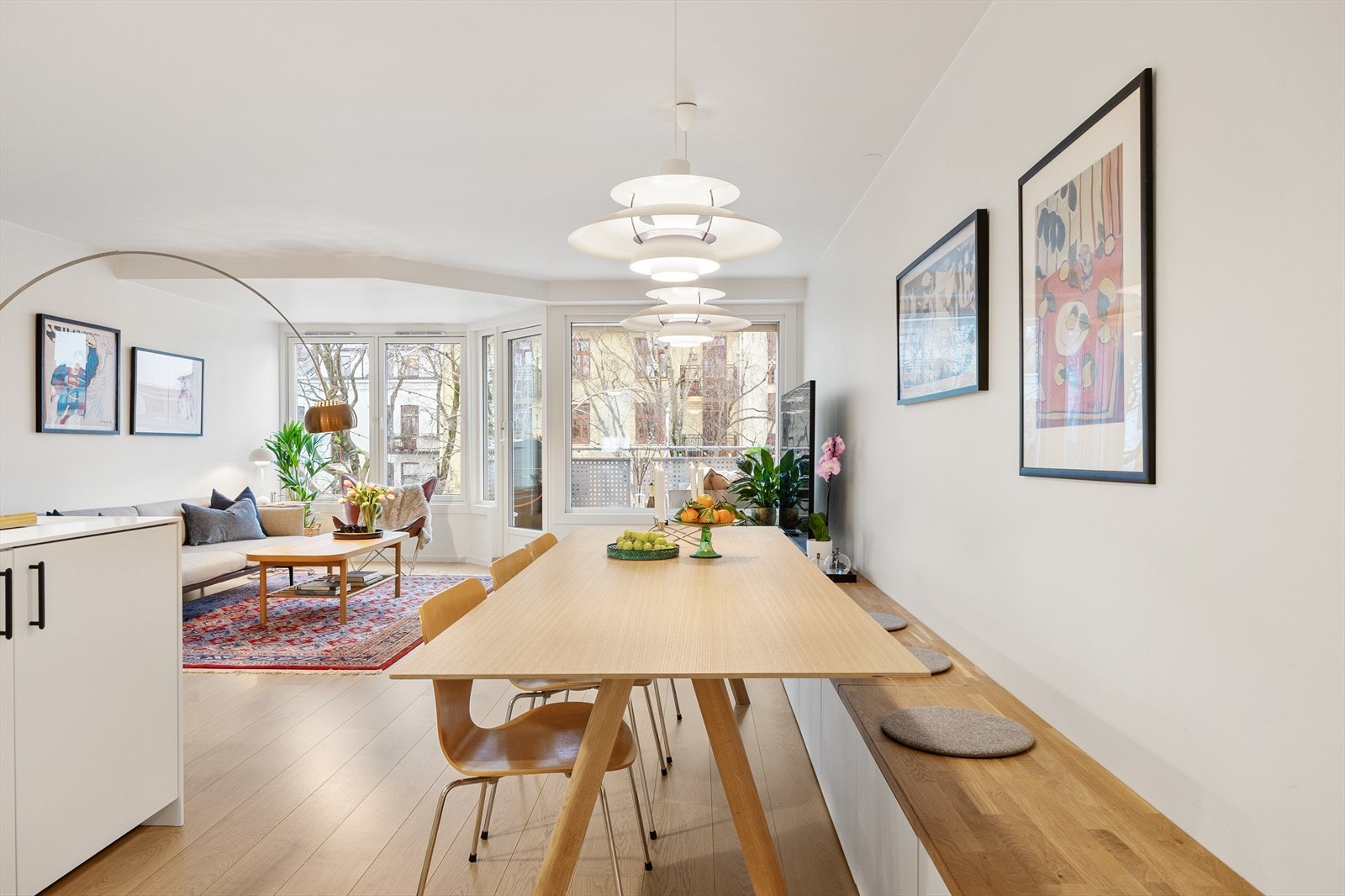 God plass til stor spisegruppe for hyggelige sammenkomster. Galleribilde