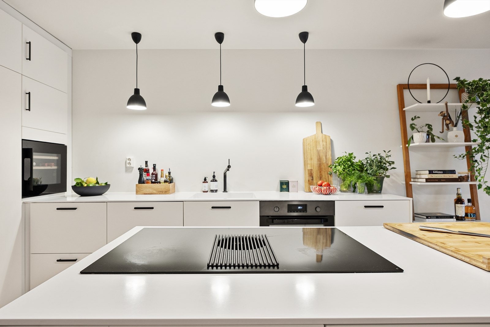 Kjøkkenøya gir rikelig med arbeidsflate og ekstra oppbevaring. Galleribilde