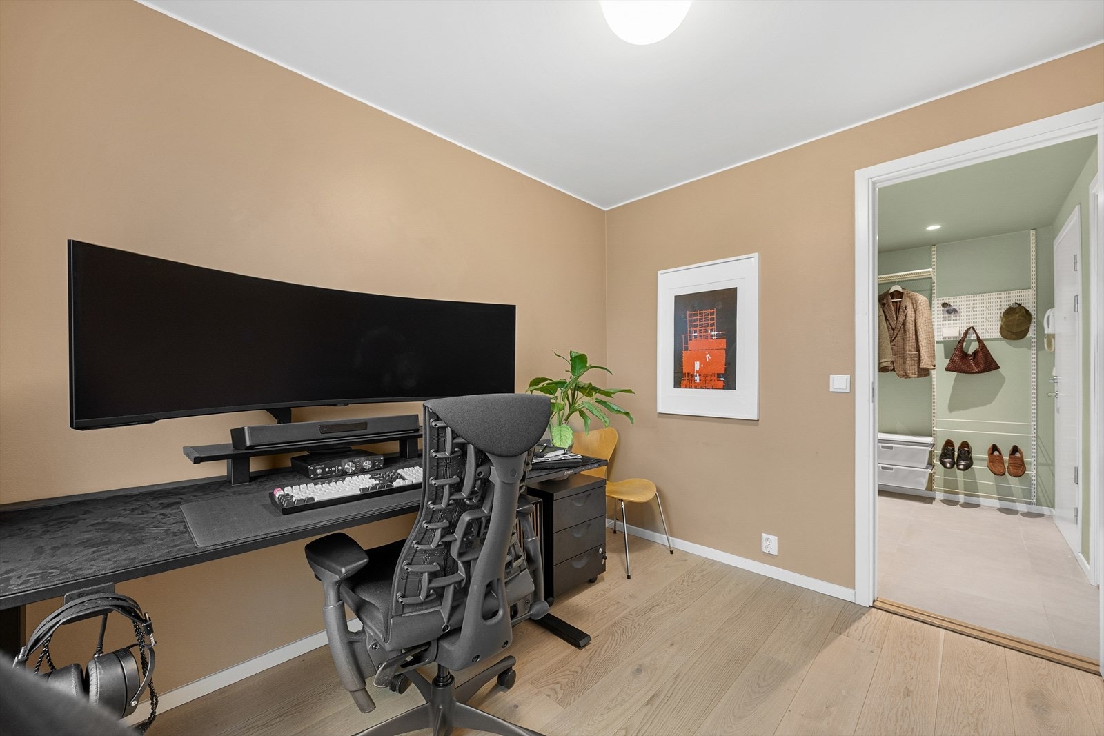 Rommet er, som resten av leiligheten, oppgradert med 1-stavs parkett. Galleribilde