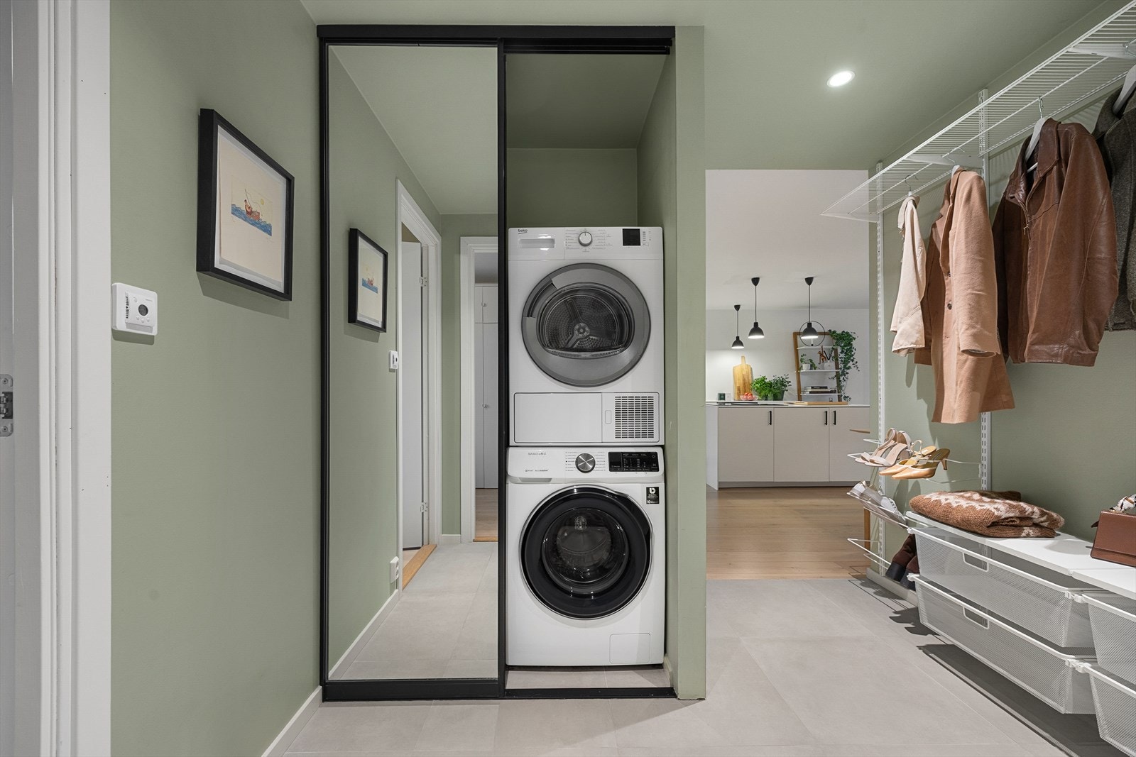 I gangen er det et praktisk opplegg for vaskesøyle, skjult bak speildører. Galleribilde