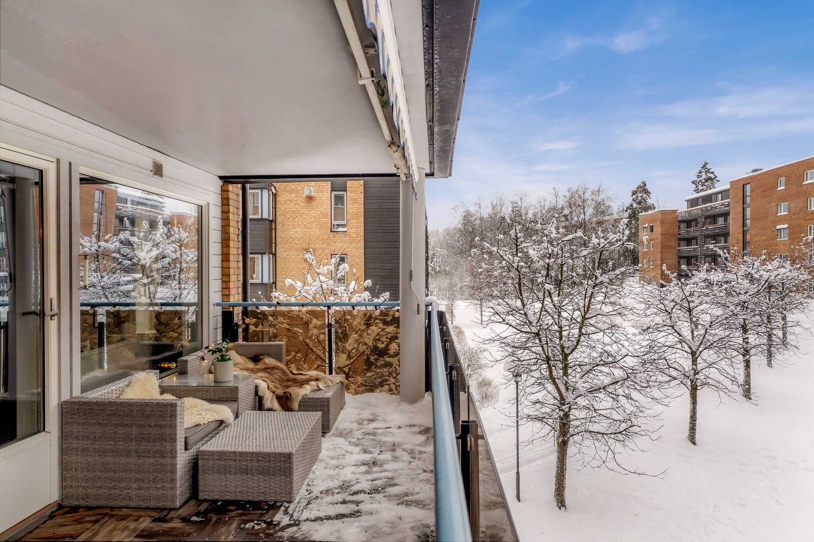 Balkongen er en herlig forlengelse av stuen vendt mot vakre omgivelser. Galleribilde