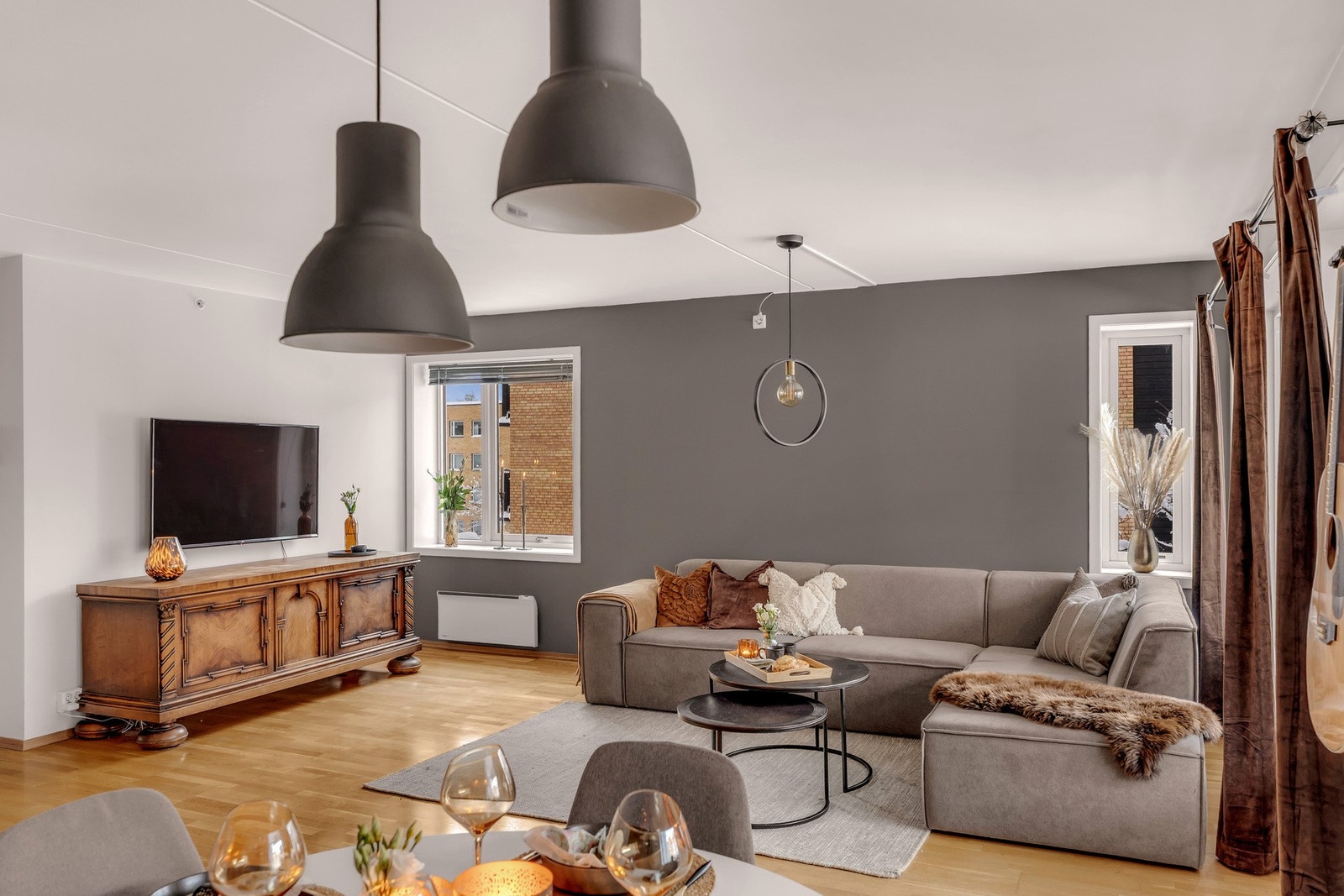 Et rom som like gjerne rommer stille kvelder som livlige sammenkomster. Galleribilde