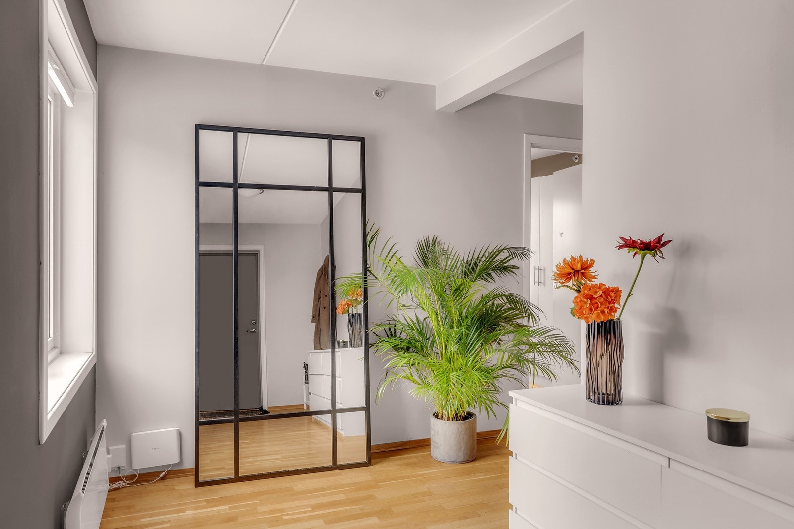 Åpen og romslig løsning skaper et godt førsteinntrykk av leiligheten. Galleribilde