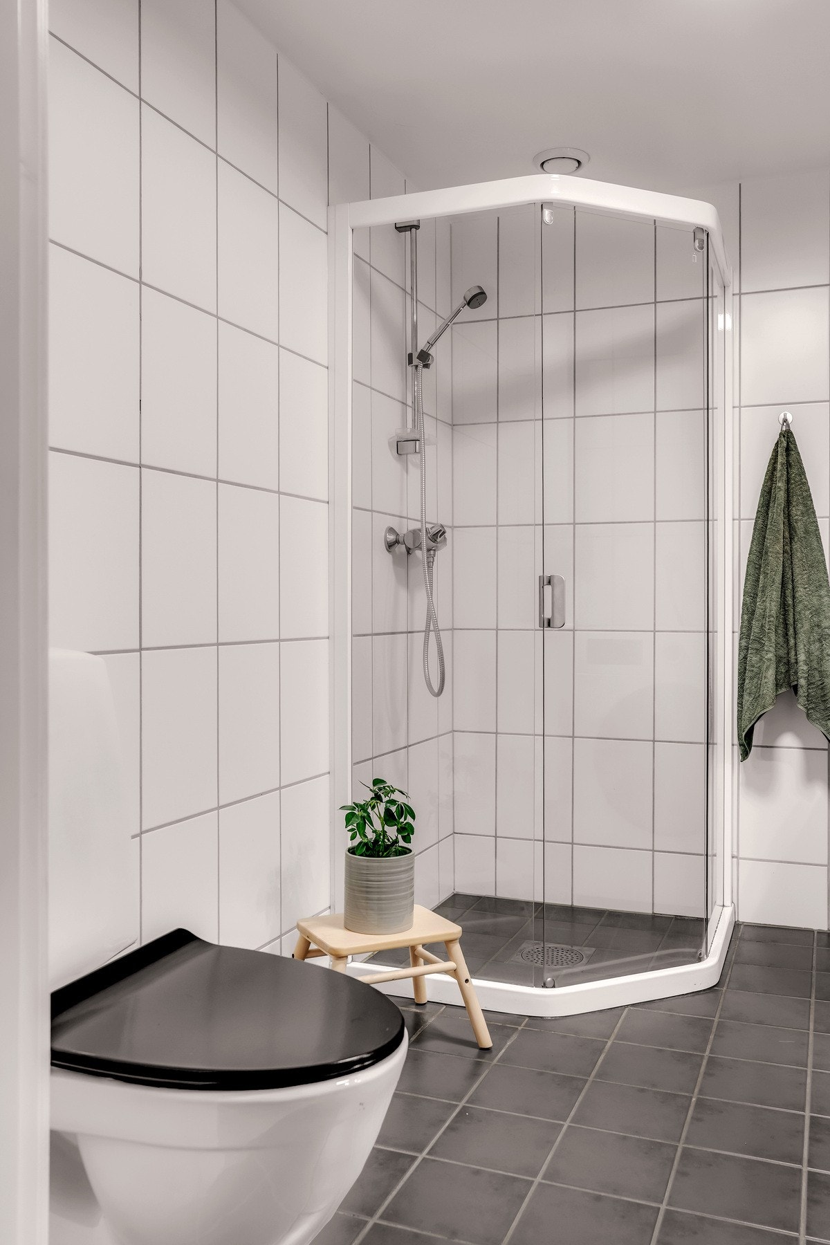 Funksjonelt og delikat bad med glassdører, toalett, servant med innredning og speil. Galleribilde