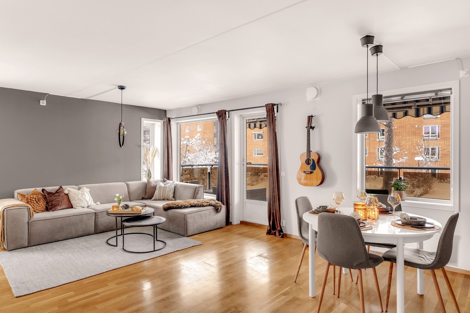 Store vindusoverflater sørger for godt naturlig lysinnslipp. Galleribilde