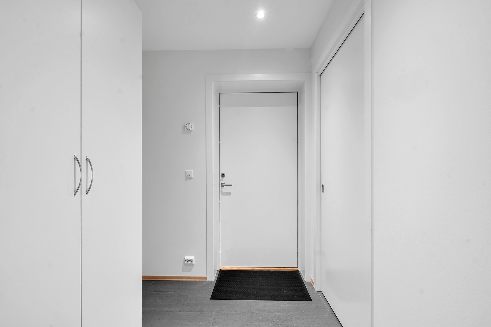 Innbydende og lys gang med garderobeskap og plass til for eksempel kommode for sko. Galleribilde