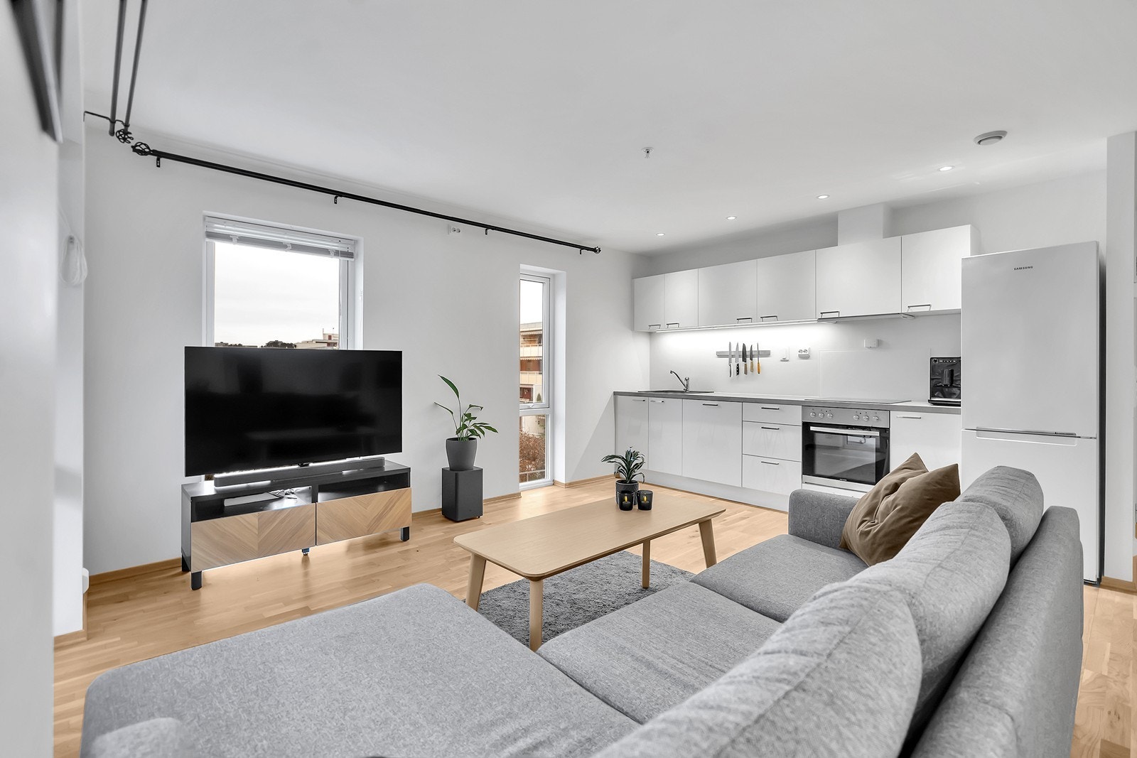 Åpen løsning mellom stue og kjøkken. Galleribilde