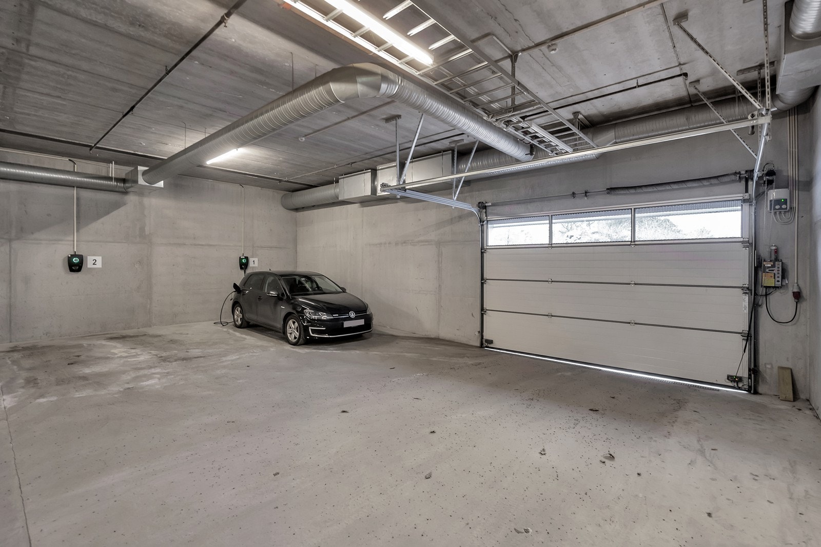 Garasjeplass i kjelleren med el-lader. Galleribilde