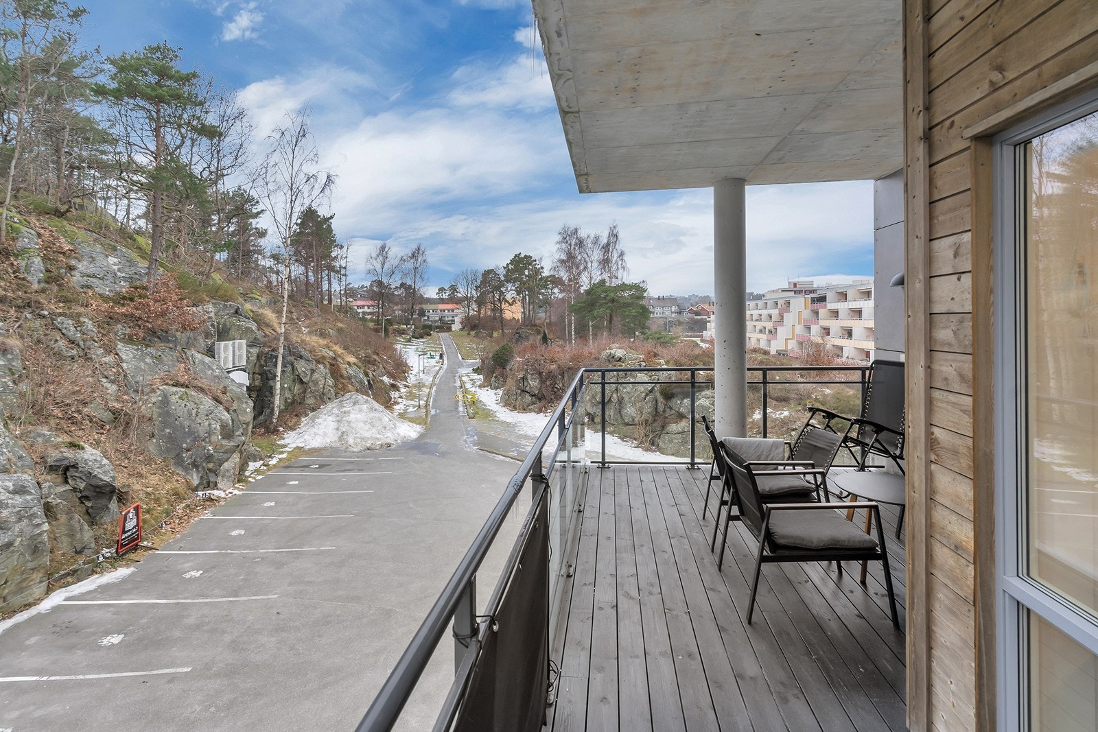 Her er det god plass til diverse utemøblering og grill. Galleribilde