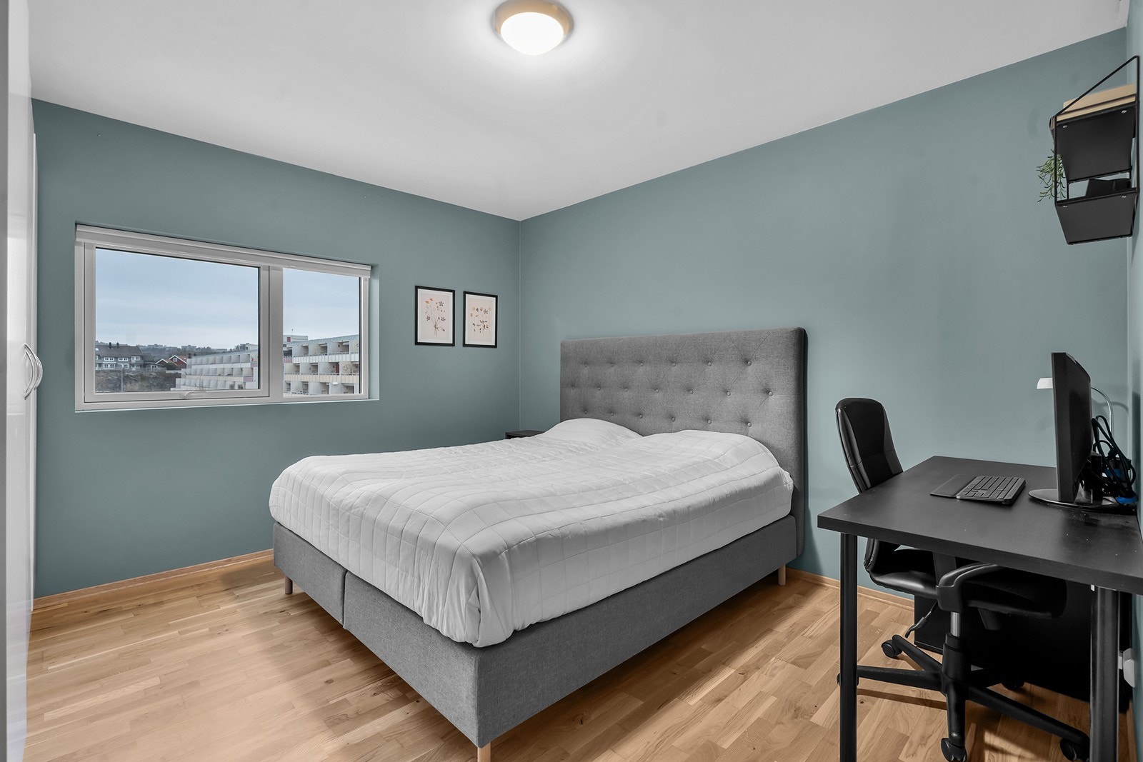 Stort hovedsoverom med god plass til dobbeltseng, nattbord og garderobeløsning. Galleribilde