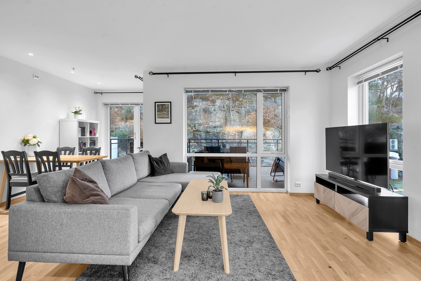 Romslig stue med store vinduer som sørger for rikelig med naturlig lys. Galleribilde