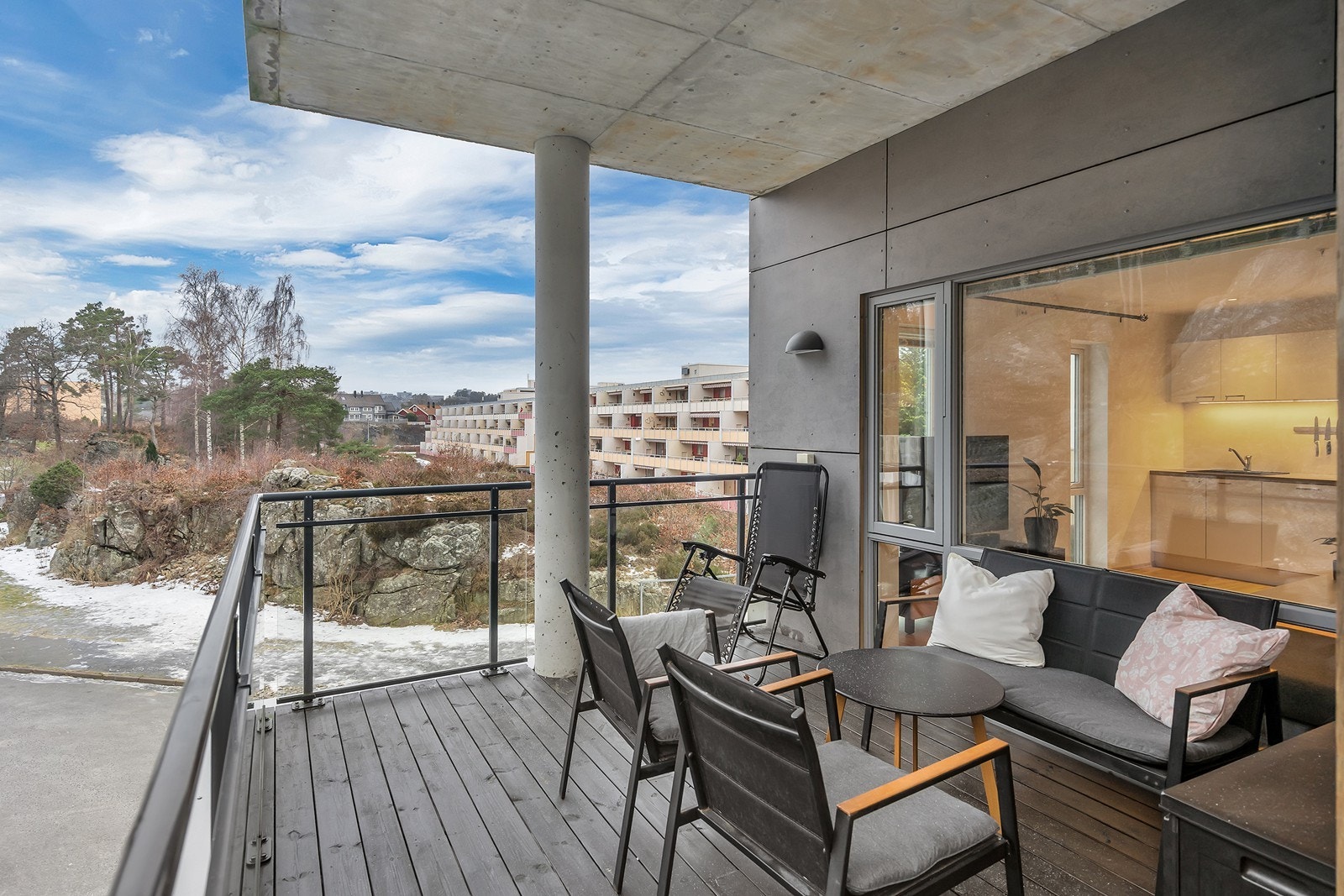 Fra stue har du utgang til en solrik og usjenert balkong som er vendt mot friområde Galleribilde