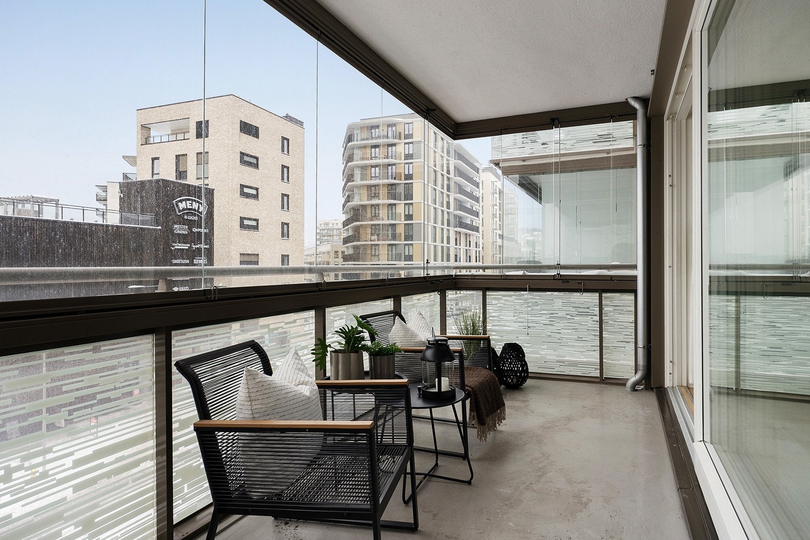 Vestvendt innglasset balkong på 10 kvm. Galleribilde