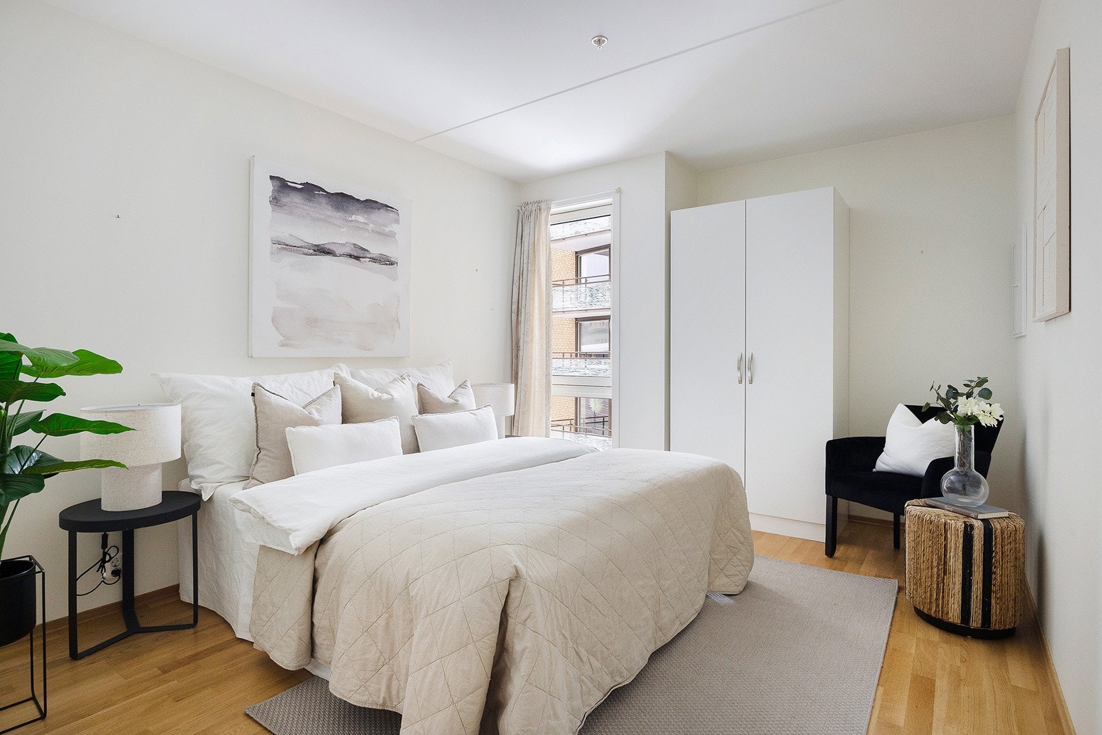 Soverom 1 - Romslig med god plass til dobbelseng og garderobeløsning. Galleribilde