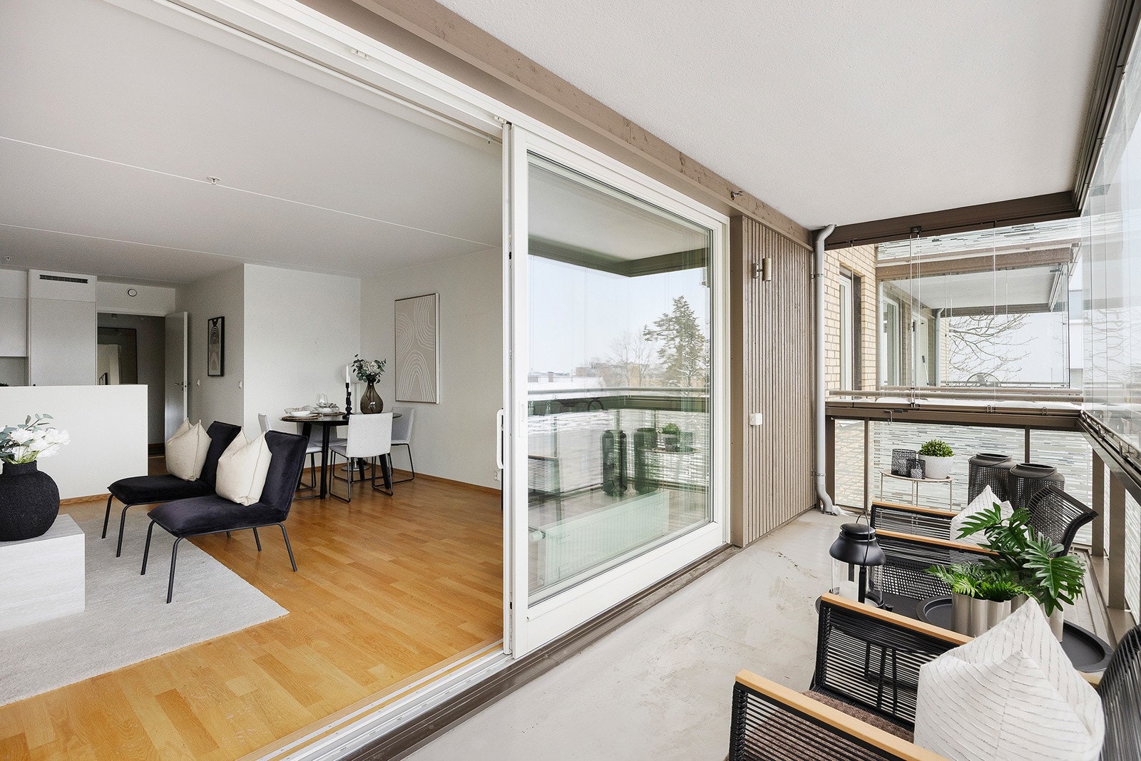 Adkomst fra stue med praktisk skyvedør. Galleribilde