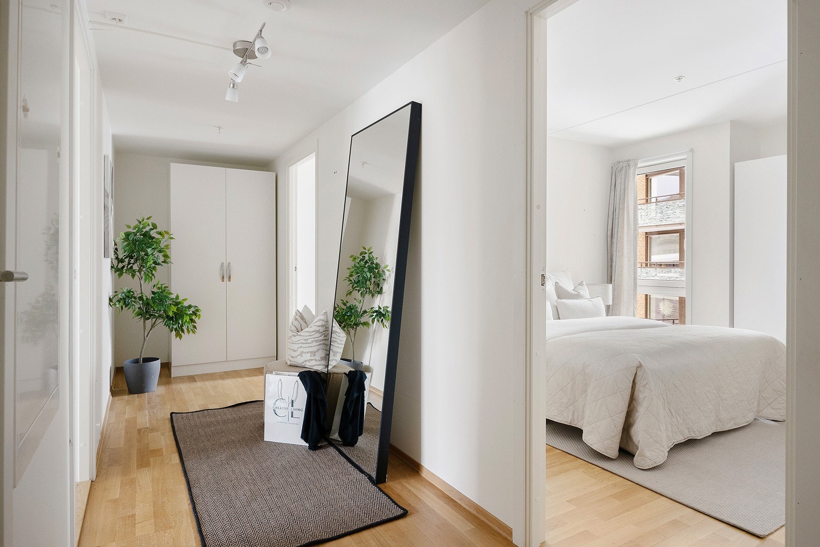 Romslig gang med god plass til oppbevaring. Galleribilde