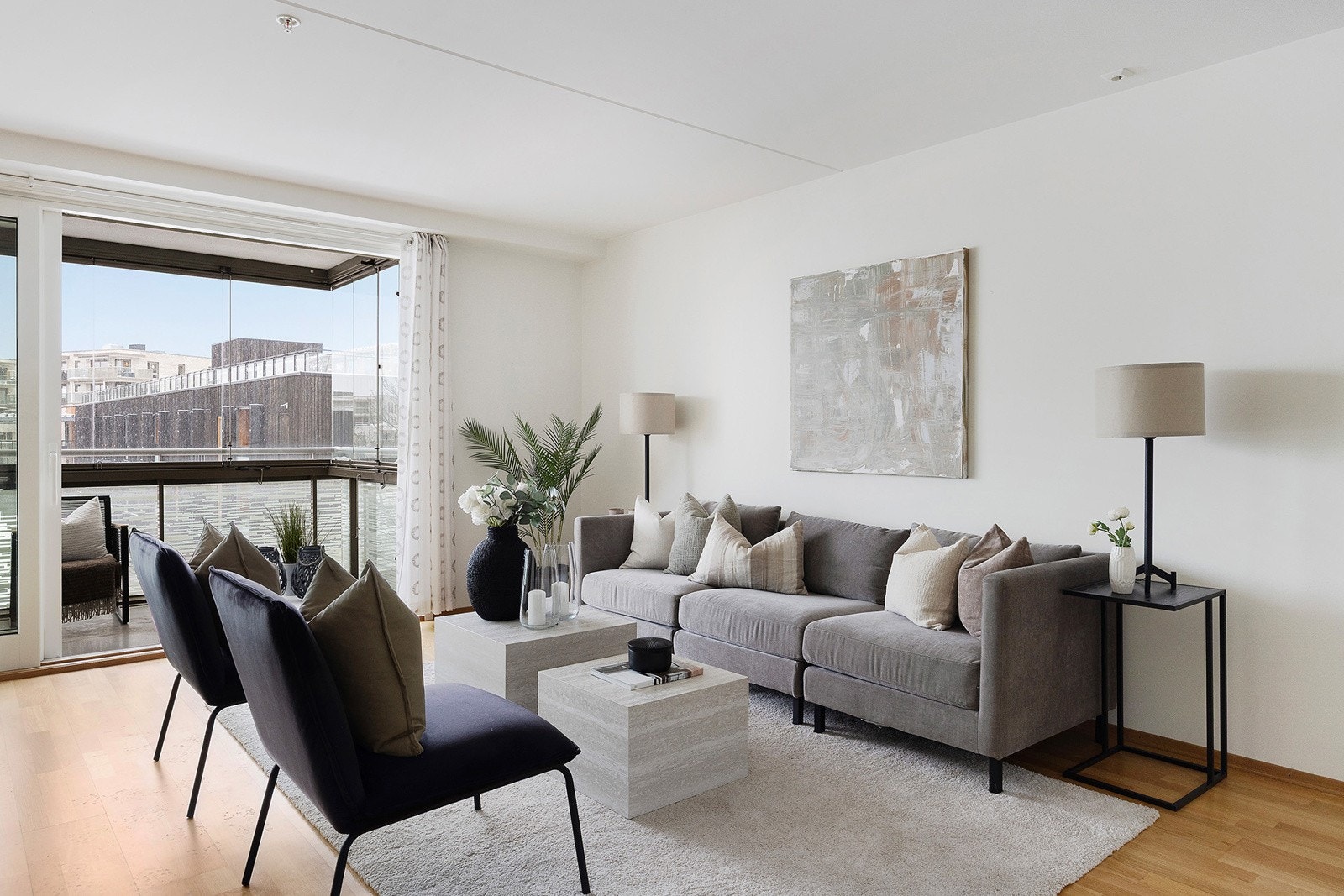 Rommet har store vindusoverflater som slipper inn rikelig med naturlig lys. Galleribilde