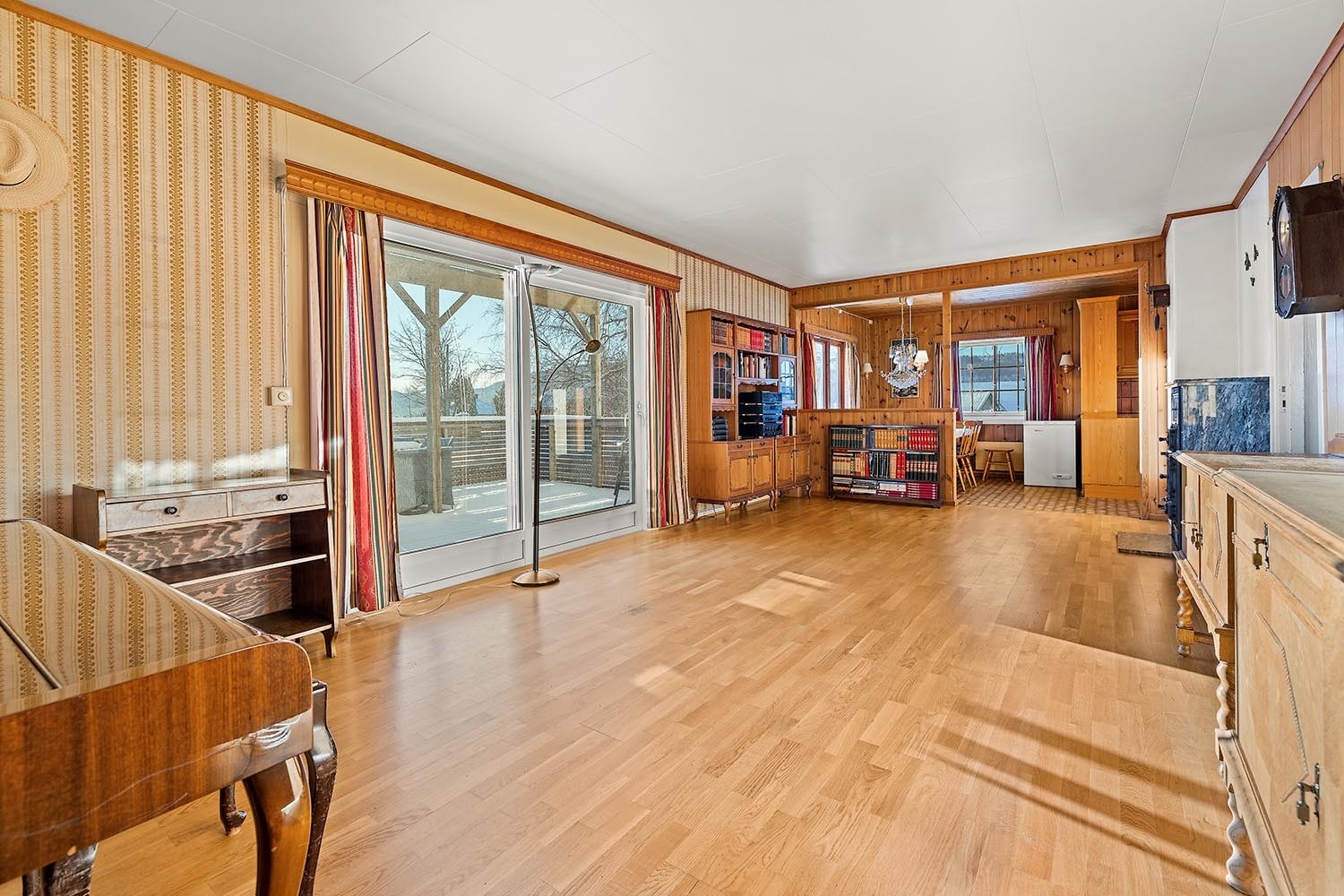 Stue 1. etasje med utgang til stor solrik sydvestvendt terrasse Galleribilde