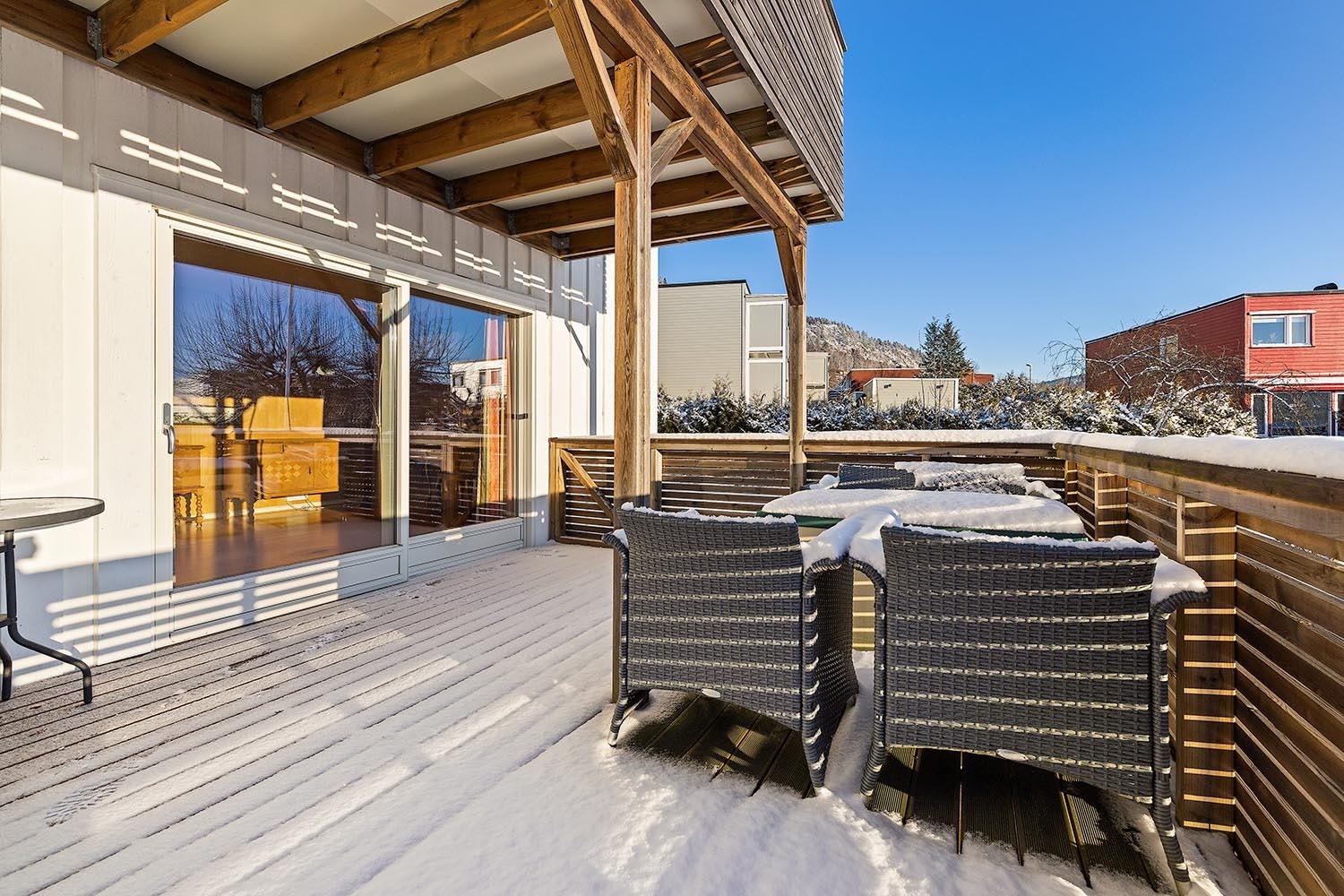 1. etasje: Stor solrik sydvendt terrasse Galleribilde